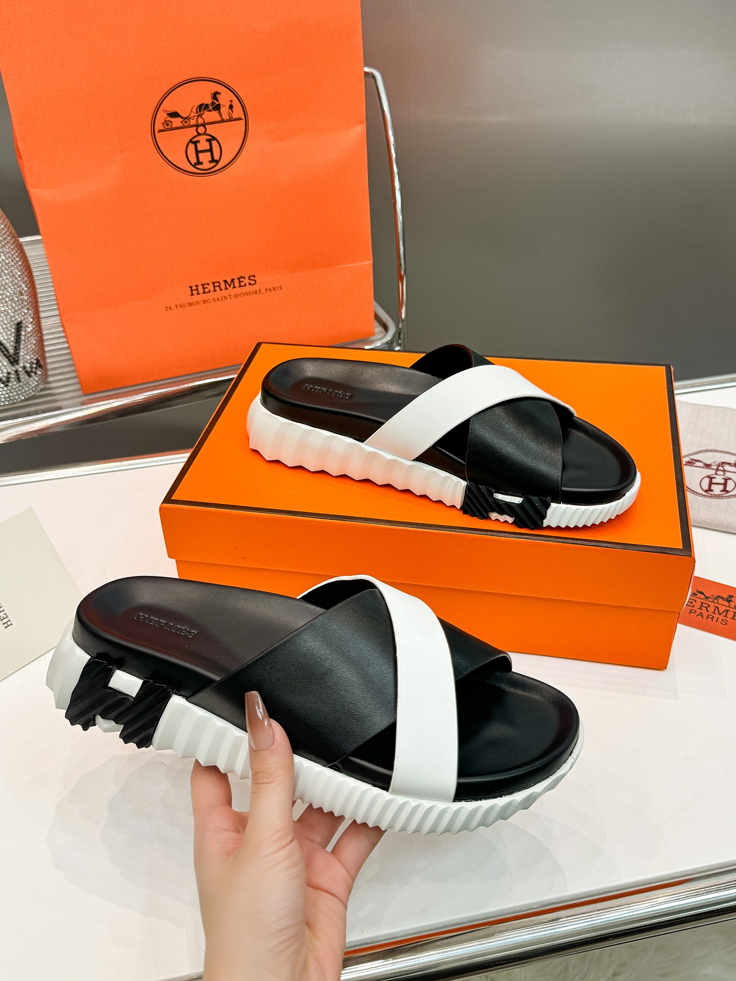NO:414952,Hermes (HERMES) slippers toe sandals flat shoes beach shoes calfskin nonwoven splicing, casual shoes, IP foam sole, light and comfortable. Size 35-46, slippers, hermes, hermes, sandals, flats, slippers, cowhide19860909爱马仕（HERMES）拖鞋套趾凉鞋平底鞋沙滩鞋小牛皮非织拼接,休闲鞋,IP发泡底,轻 便舒适.35-46码,拖鞋,hermes,hermes,sandals,flats,slippers,cowhide,Women's Shoes