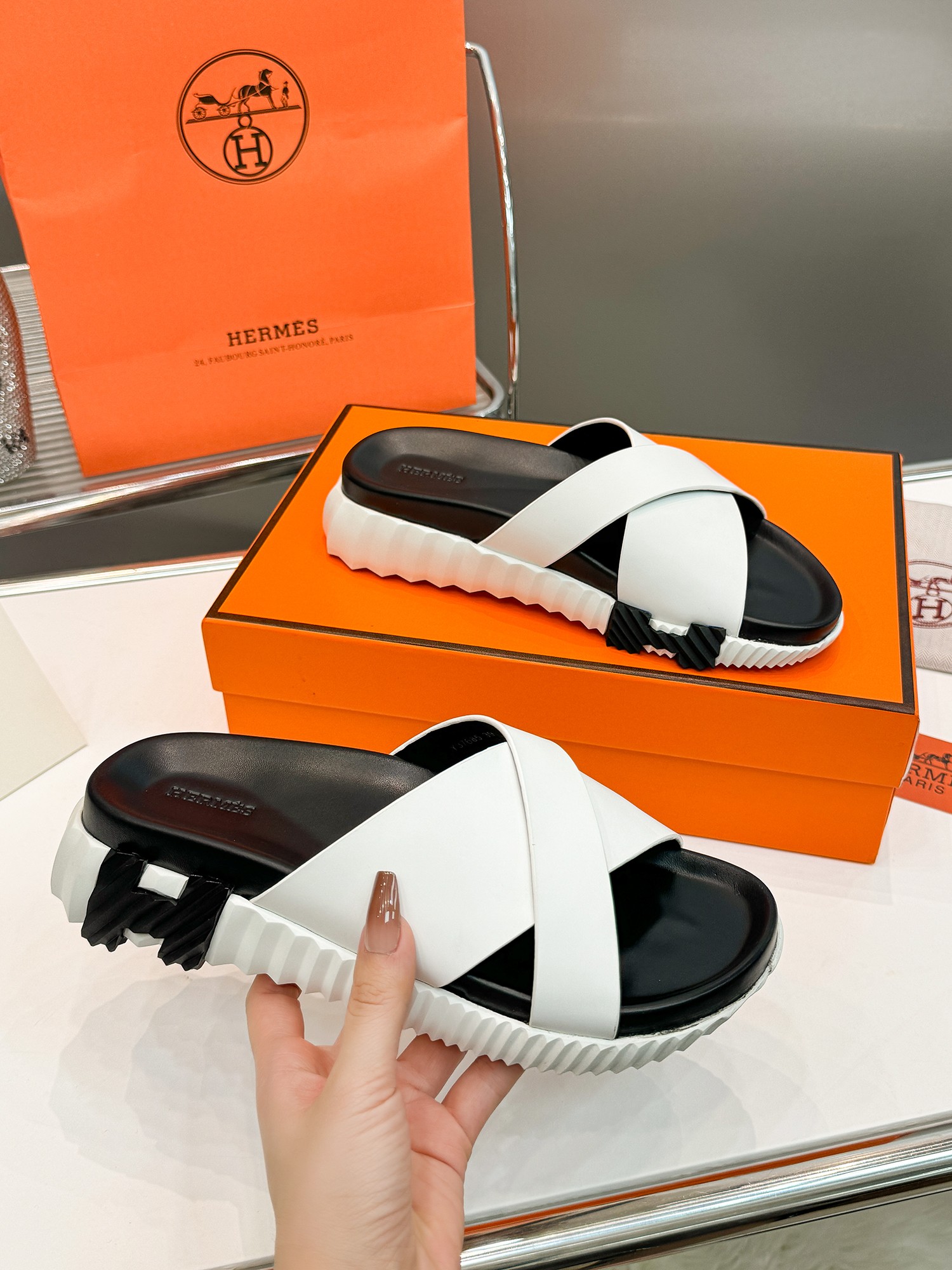 NO:414945,Hermes (HERMES) slippers toe sandals flat shoes beach shoes calfskin nonwoven splicing, casual shoes, IP foam sole, light and comfortable. Size 35-46, slippers, hermes, hermes, sandals, flats, slippers, cowhide19860909爱马仕（HERMES）拖鞋套趾凉鞋平底鞋沙滩鞋小牛皮非织拼接,休闲鞋,IP发泡底,轻 便舒适.35-46码,拖鞋,hermes,hermes,sandals,flats,slippers,cowhide,Women's Shoes