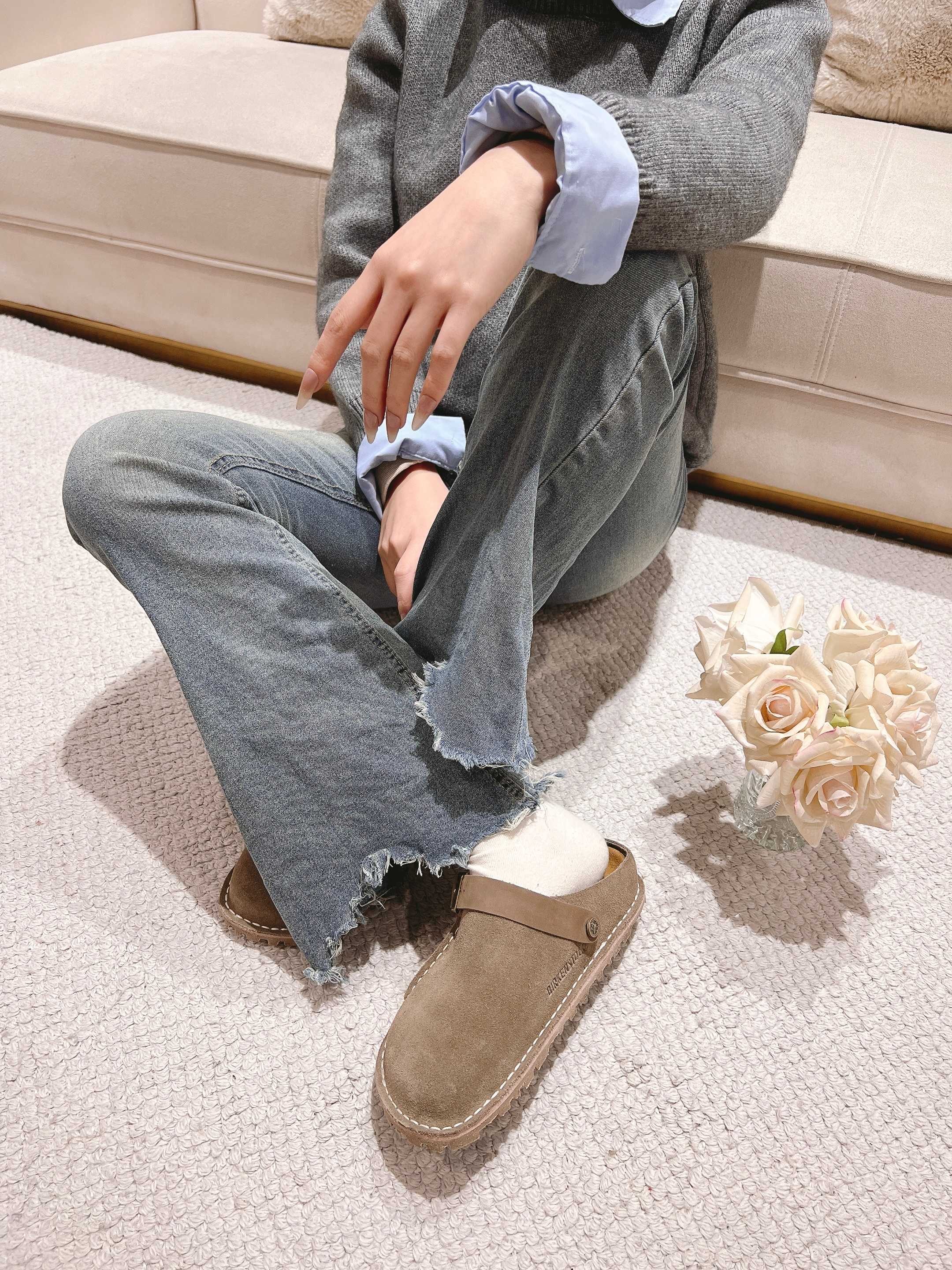 BIRKENSTOCK博肯，日本限定版，👍此限量版目前只有日本能买到，新加坡，台湾都没有！👍进口真橡胶软木，不是低端木康底，👏是同红酒瓶塞一模一样的橡胶软木❤懂的自然懂！
        高级牛猄反绒皮鞋面。牛猄反绒皮垫脚。真空电镀复古五金扣饰。木康发泡橡胶底，防滑耐磨！凸显性感美脚🦶，修腿显瘦，百搭之王✔️🉑🉐  共3个颜色❤
    羚羊棕色，女码    35-40码，厂P240👍
男码可订做40-45，男码加10元