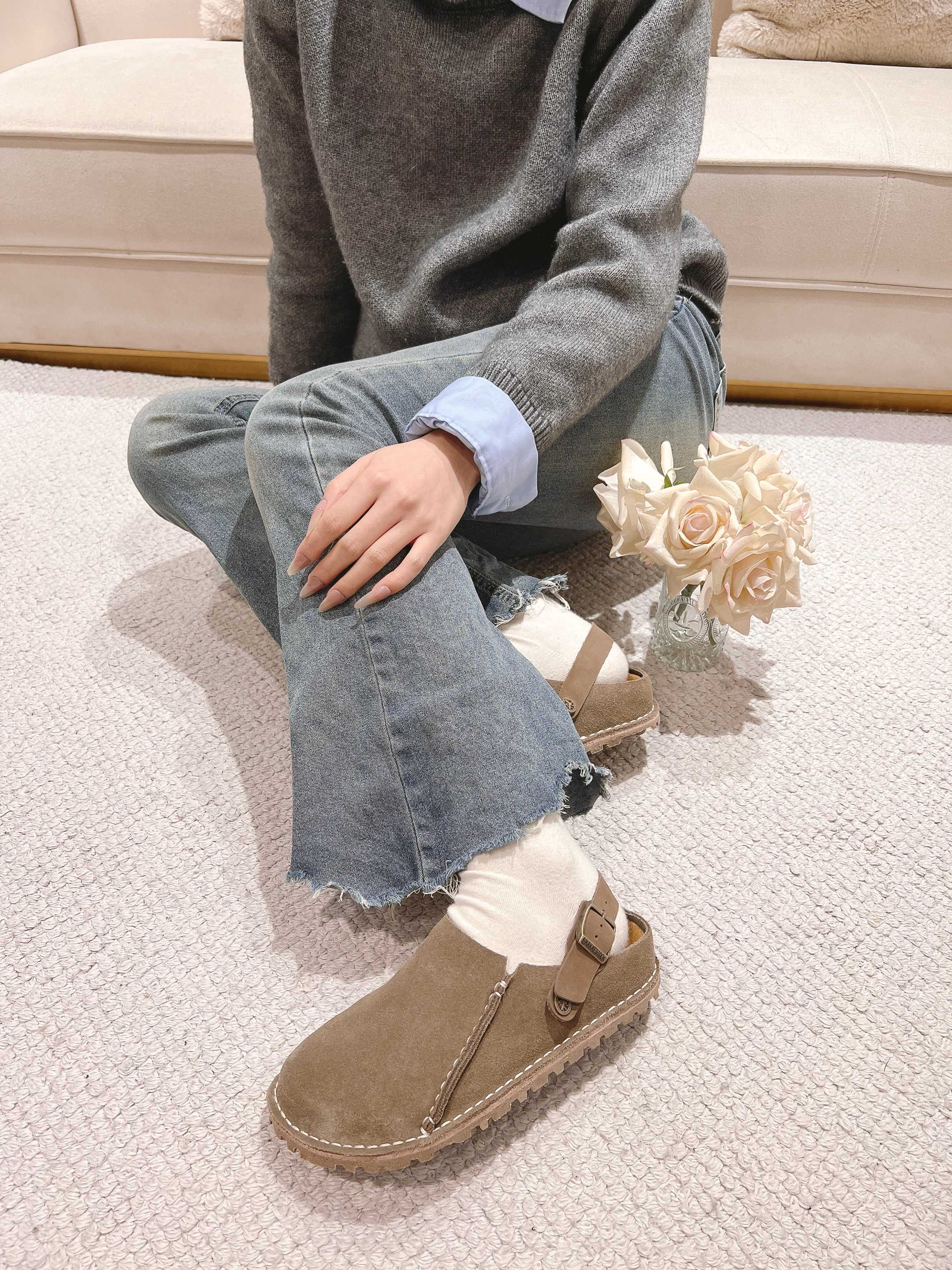BIRKENSTOCK博肯，日本限定版，👍此限量版目前只有日本能买到，新加坡，台湾都没有！👍进口真橡胶软木，不是低端木康底，👏是同红酒瓶塞一模一样的橡胶软木❤懂的自然懂！
        高级牛猄反绒皮鞋面。牛猄反绒皮垫脚。真空电镀复古五金扣饰。木康发泡橡胶底，防滑耐磨！凸显性感美脚🦶，修腿显瘦，百搭之王✔️🉑🉐  共3个颜色❤
    羚羊棕色，女码    35-40码，厂P240👍
男码可订做40-45，男码加10元