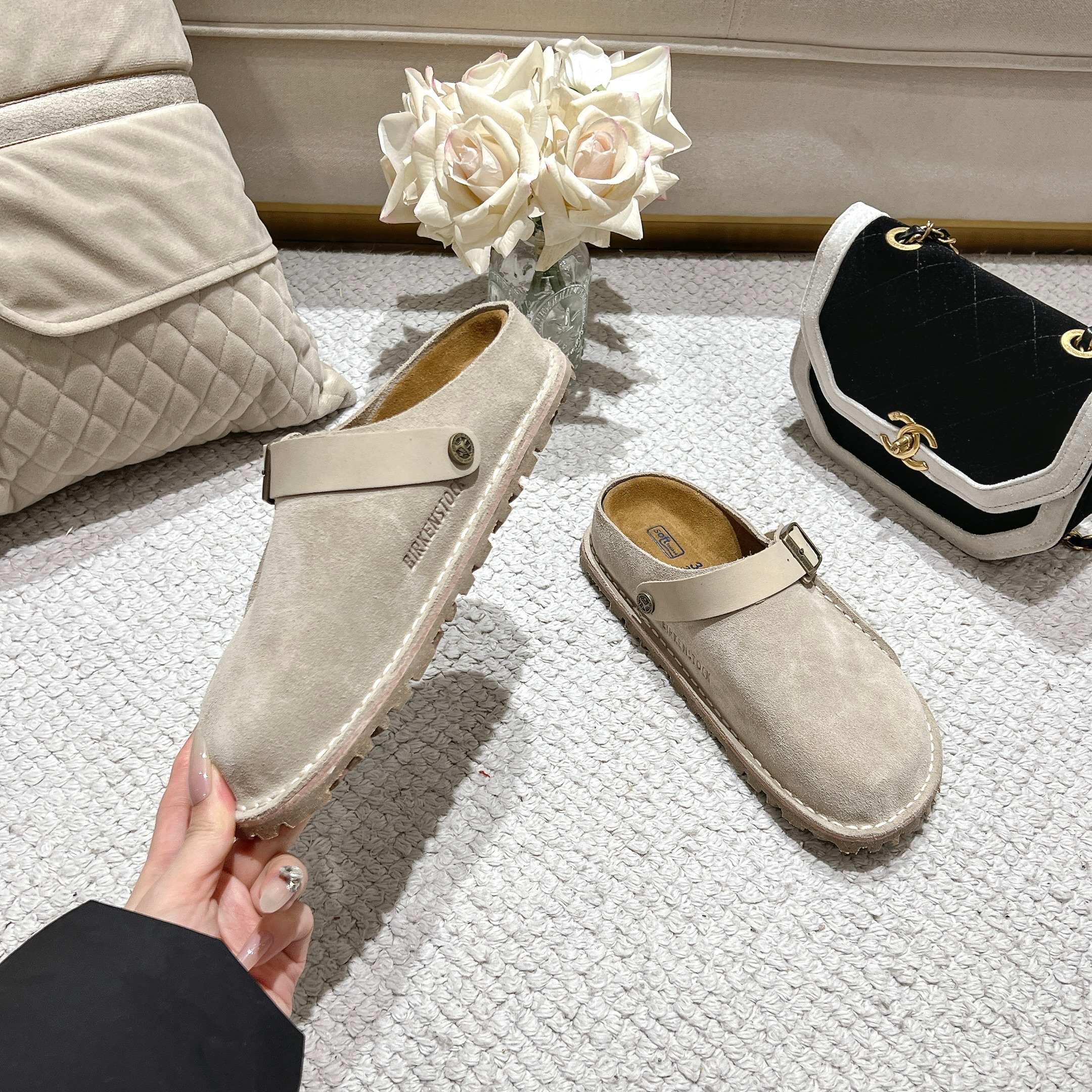 BIRKENSTOCK博肯，日本限定版，👍此款可以两穿👏❤懂的自然懂！
        高级牛猄反绒皮鞋面。牛猄反绒皮垫脚。真空电镀复古五金扣饰。木康发泡橡胶底，防滑耐磨！凸显性感美脚🦶，修腿显瘦，百搭之王✔️🉑🉐  共3个颜色❤
    沙色，女码    35-40码，厂P240👍
男码可订做40-45，男码加10元