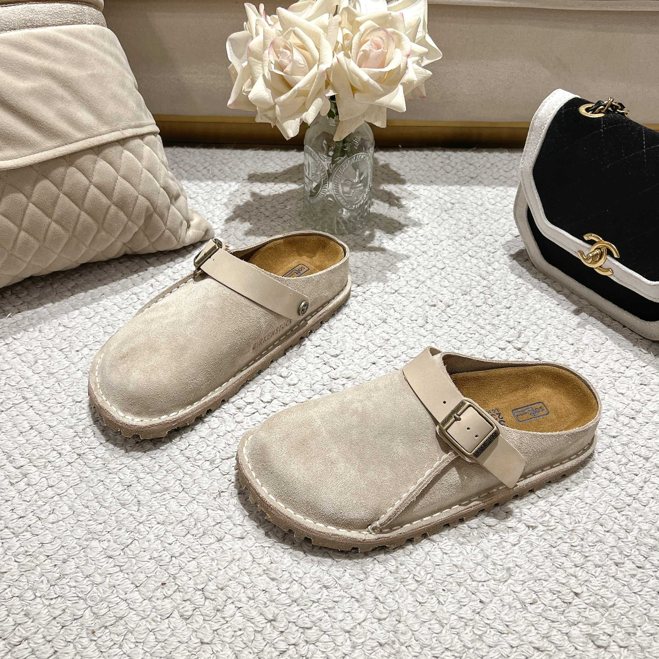 BIRKENSTOCK博肯，日本限定版，👍此款可以两穿👏❤懂的自然懂！
        高级牛猄反绒皮鞋面。牛猄反绒皮垫脚。真空电镀复古五金扣饰。木康发泡橡胶底，防滑耐磨！凸显性感美脚🦶，修腿显瘦，百搭之王✔️🉑🉐  共3个颜色❤
    沙色，女码    35-40码，厂P240👍
男码可订做40-45，男码加10元
