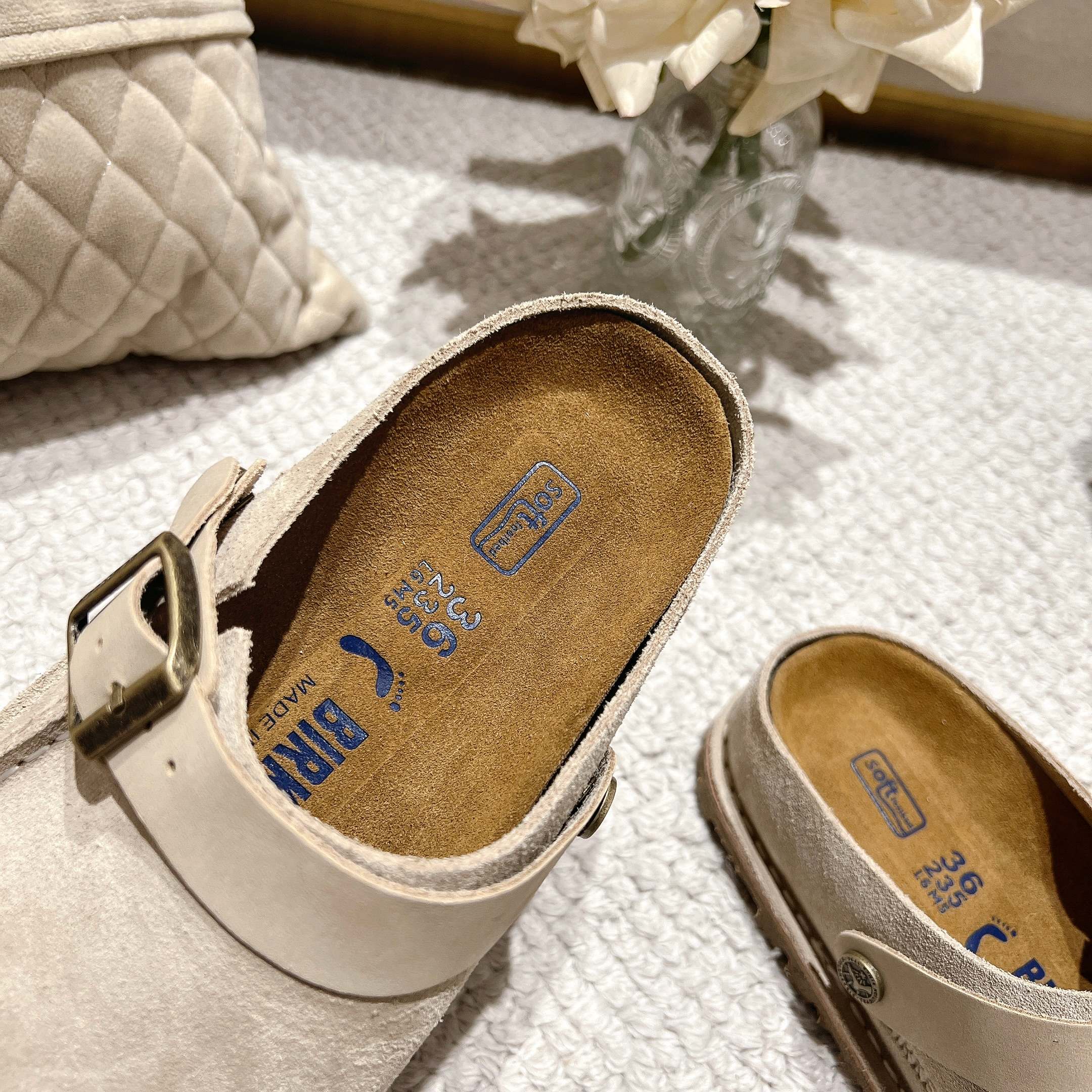 BIRKENSTOCK博肯，日本限定版，👍此款可以两穿👏❤懂的自然懂！
        高级牛猄反绒皮鞋面。牛猄反绒皮垫脚。真空电镀复古五金扣饰。木康发泡橡胶底，防滑耐磨！凸显性感美脚🦶，修腿显瘦，百搭之王✔️🉑🉐  共3个颜色❤
    沙色，女码    35-40码，厂P240👍
男码可订做40-45，男码加10元