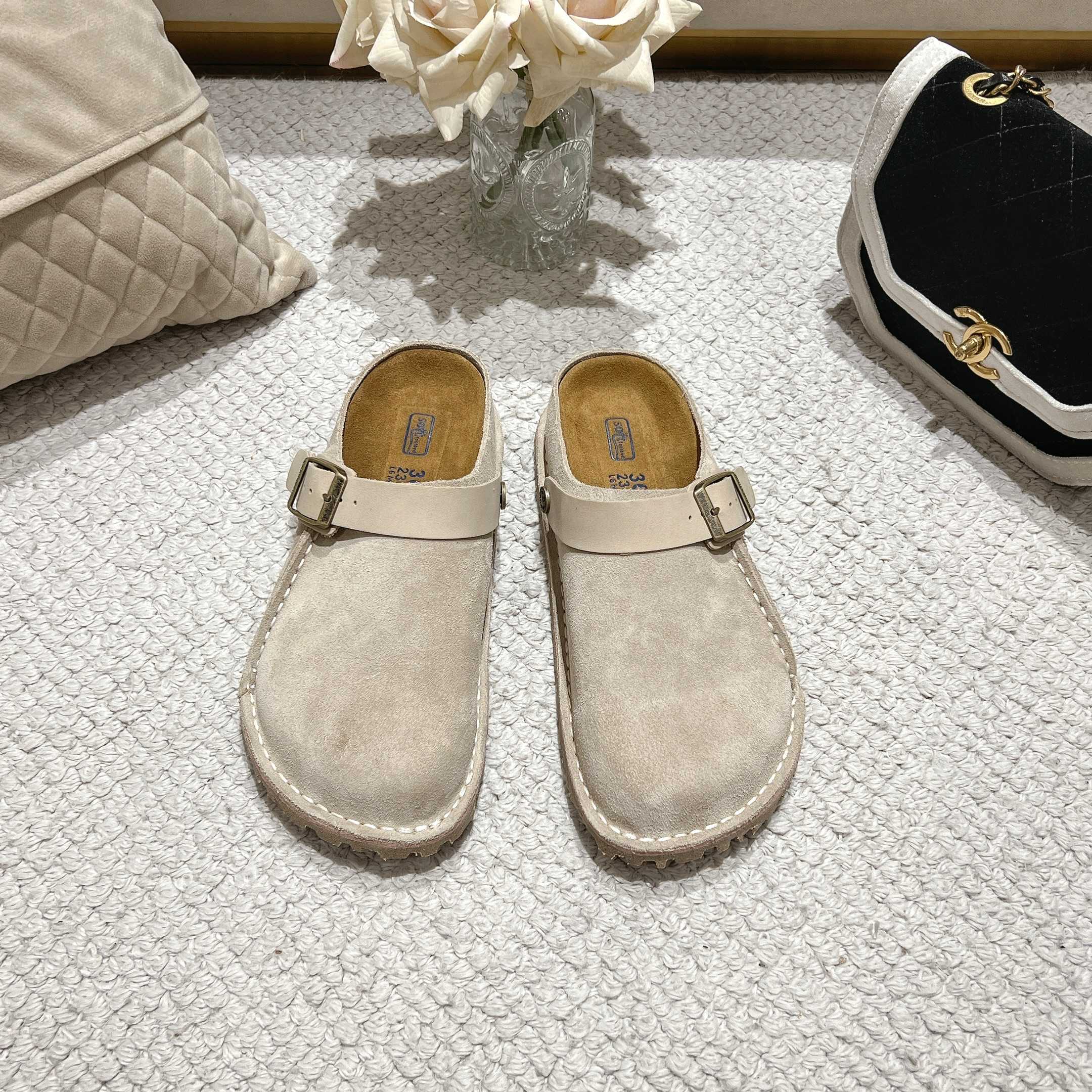 BIRKENSTOCK博肯，日本限定版，👍此款可以两穿👏❤懂的自然懂！
        高级牛猄反绒皮鞋面。牛猄反绒皮垫脚。真空电镀复古五金扣饰。木康发泡橡胶底，防滑耐磨！凸显性感美脚🦶，修腿显瘦，百搭之王✔️🉑🉐  共3个颜色❤
    沙色，女码    35-40码，厂P240👍
男码可订做40-45，男码加10元