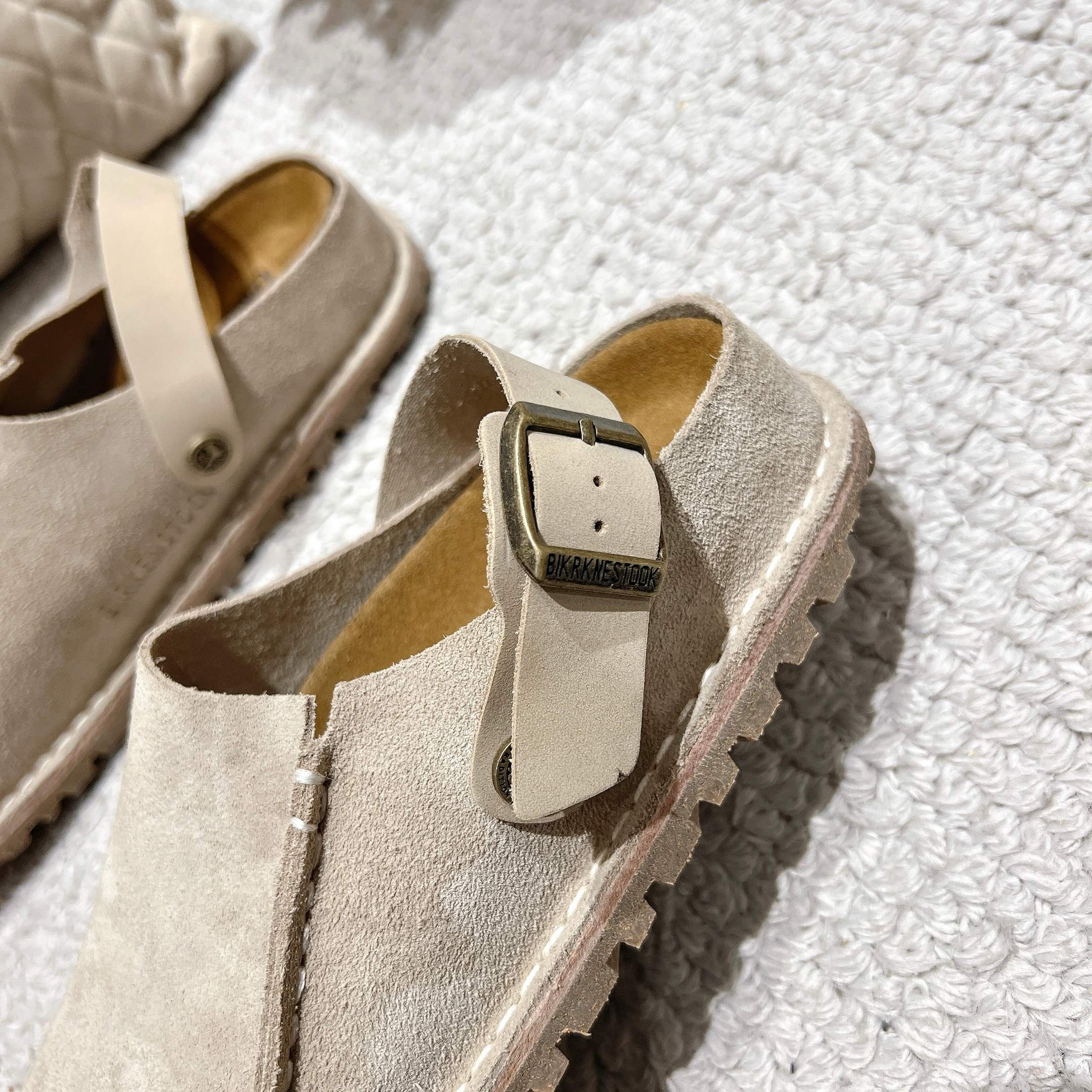 BIRKENSTOCK博肯，日本限定版，👍此款可以两穿👏❤懂的自然懂！
        高级牛猄反绒皮鞋面。牛猄反绒皮垫脚。真空电镀复古五金扣饰。木康发泡橡胶底，防滑耐磨！凸显性感美脚🦶，修腿显瘦，百搭之王✔️🉑🉐  共3个颜色❤
    沙色，女码    35-40码，厂P240👍
男码可订做40-45，男码加10元