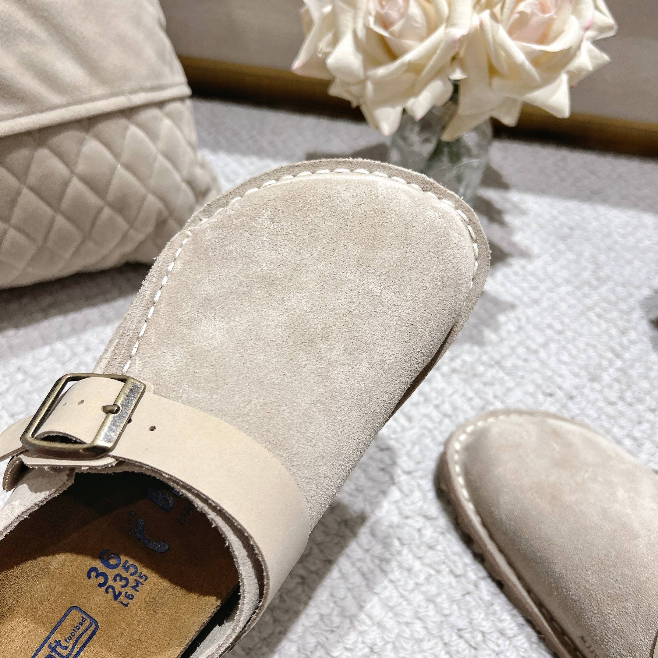 BIRKENSTOCK博肯，日本限定版，👍此款可以两穿👏❤懂的自然懂！
        高级牛猄反绒皮鞋面。牛猄反绒皮垫脚。真空电镀复古五金扣饰。木康发泡橡胶底，防滑耐磨！凸显性感美脚🦶，修腿显瘦，百搭之王✔️🉑🉐  共3个颜色❤
    沙色，女码    35-40码，厂P240👍
男码可订做40-45，男码加10元