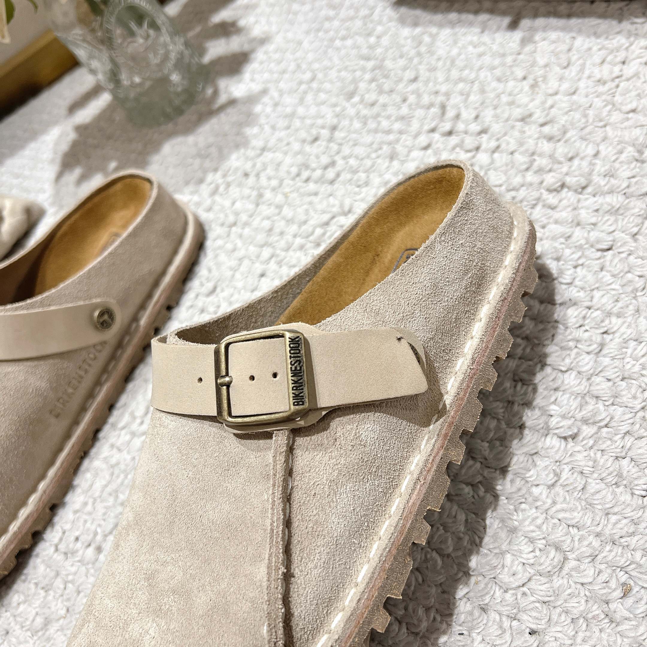 BIRKENSTOCK博肯，日本限定版，👍此款可以两穿👏❤懂的自然懂！
        高级牛猄反绒皮鞋面。牛猄反绒皮垫脚。真空电镀复古五金扣饰。木康发泡橡胶底，防滑耐磨！凸显性感美脚🦶，修腿显瘦，百搭之王✔️🉑🉐  共3个颜色❤
    沙色，女码    35-40码，厂P240👍
男码可订做40-45，男码加10元