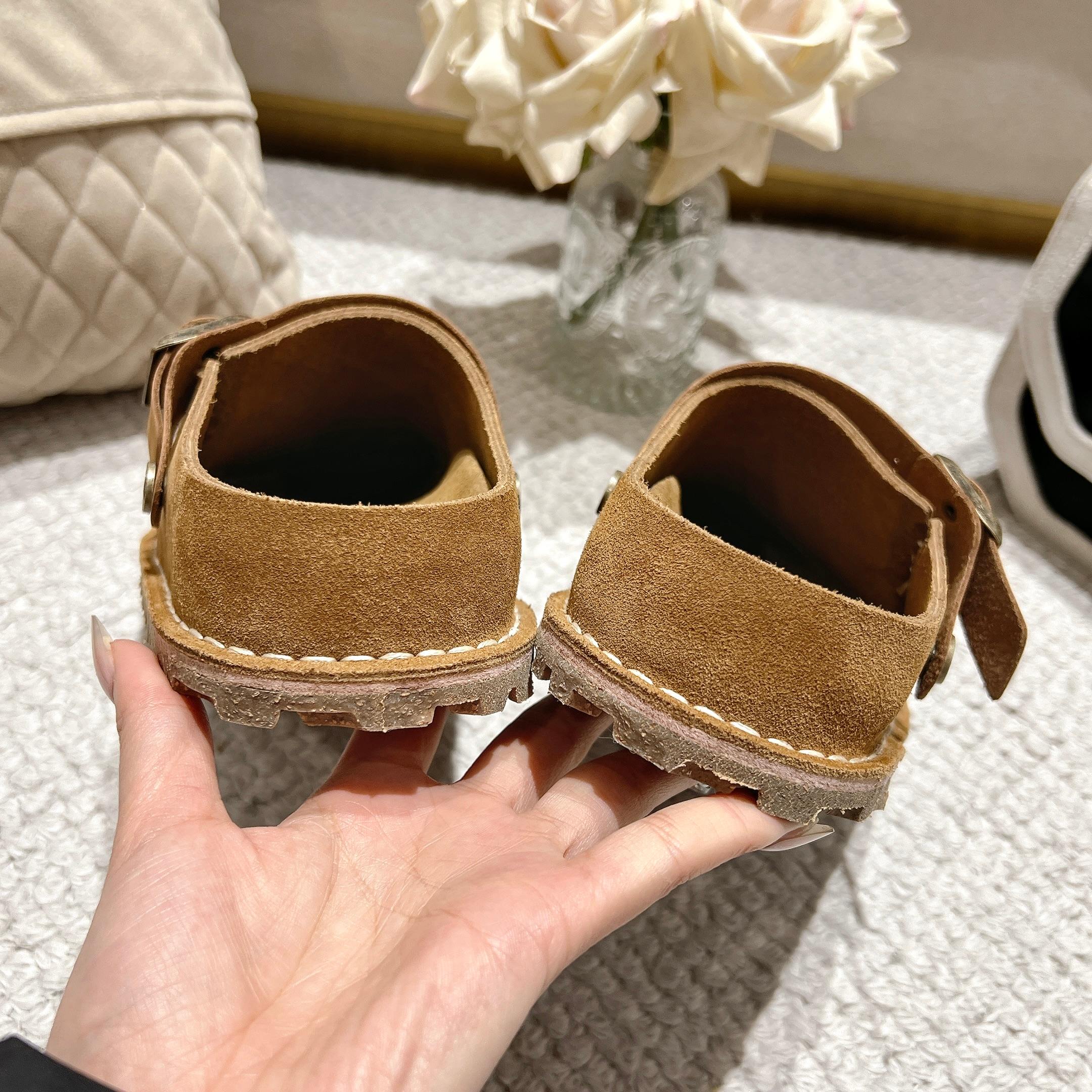BIRKENSTOCK博肯，日本限定版，👍此款可以两穿👏❤懂的自然懂！
        高级牛猄反绒皮鞋面。牛猄反绒皮垫脚。真空电镀复古五金扣饰。木康发泡橡胶底，防滑耐磨！凸显性感美脚🦶，修腿显瘦，百搭之王✔️🉑🉐  共3个颜色❤
    栗色，女码    35-40码，厂P240👍
男码可订做40-45，男码加10元