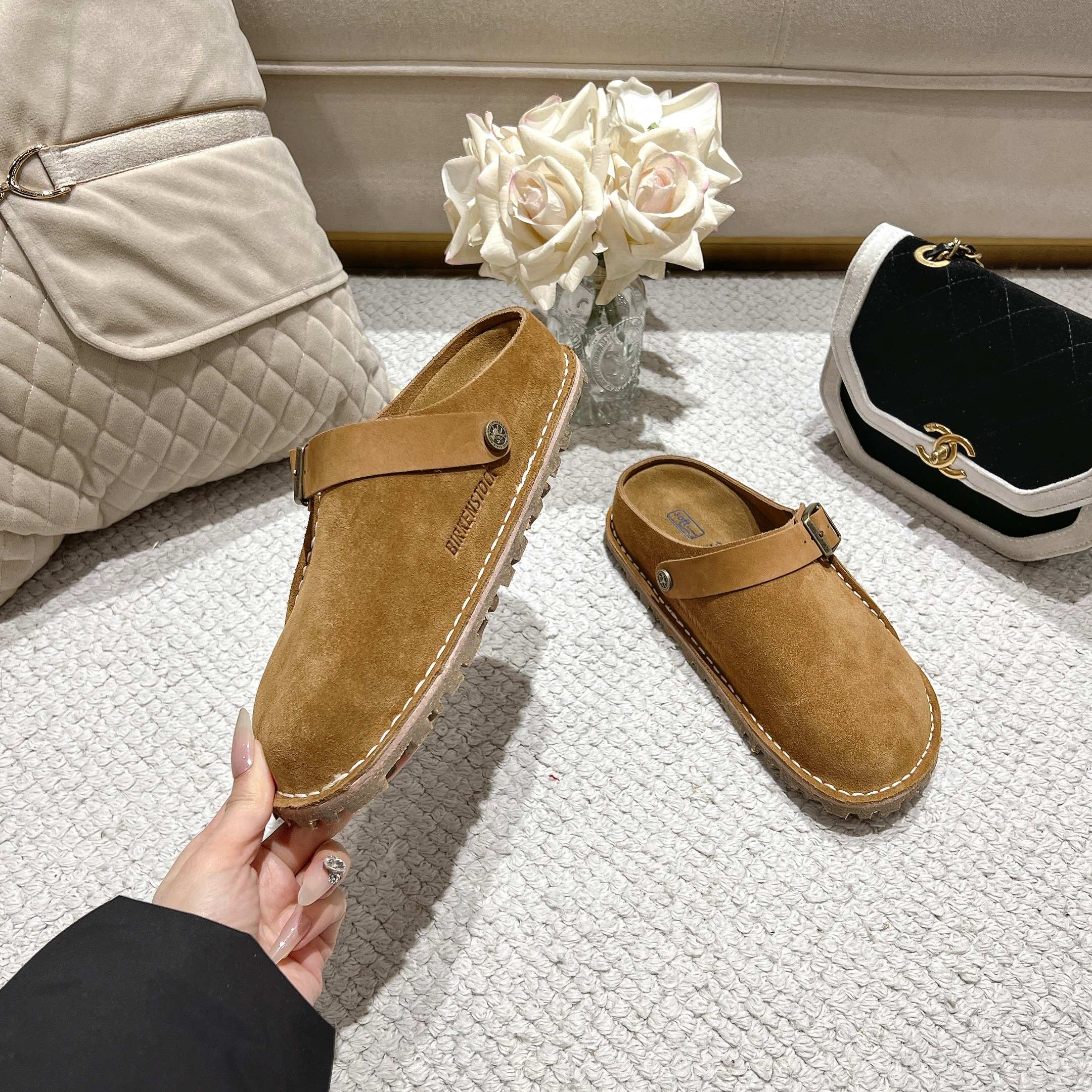 BIRKENSTOCK博肯，日本限定版，👍此款可以两穿👏❤懂的自然懂！
        高级牛猄反绒皮鞋面。牛猄反绒皮垫脚。真空电镀复古五金扣饰。木康发泡橡胶底，防滑耐磨！凸显性感美脚🦶，修腿显瘦，百搭之王✔️🉑🉐  共3个颜色❤
    栗色，女码    35-40码，厂P240👍
男码可订做40-45，男码加10元