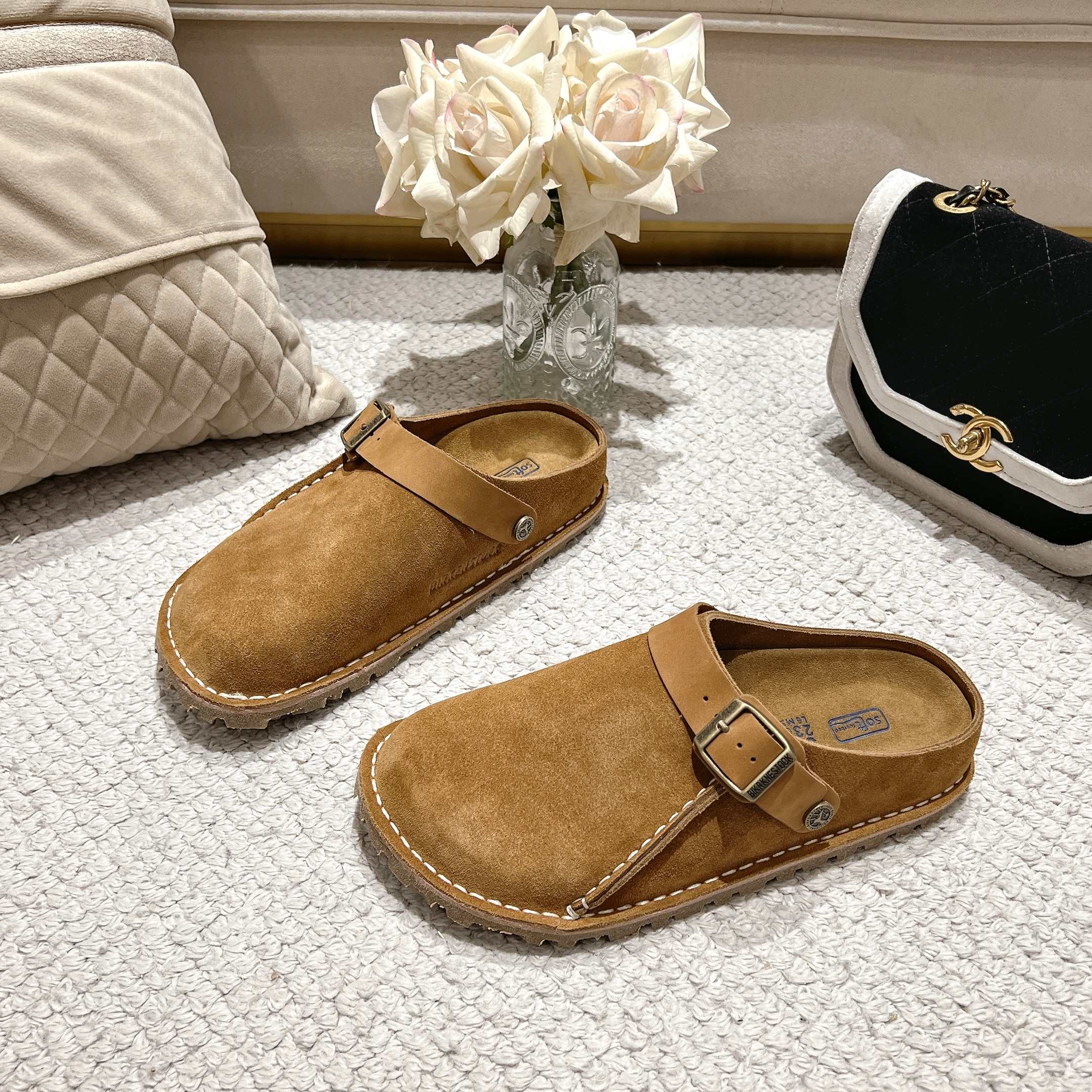 BIRKENSTOCK博肯，日本限定版，👍此款可以两穿👏❤懂的自然懂！
        高级牛猄反绒皮鞋面。牛猄反绒皮垫脚。真空电镀复古五金扣饰。木康发泡橡胶底，防滑耐磨！凸显性感美脚🦶，修腿显瘦，百搭之王✔️🉑🉐  共3个颜色❤
    栗色，女码    35-40码，厂P240👍
男码可订做40-45，男码加10元