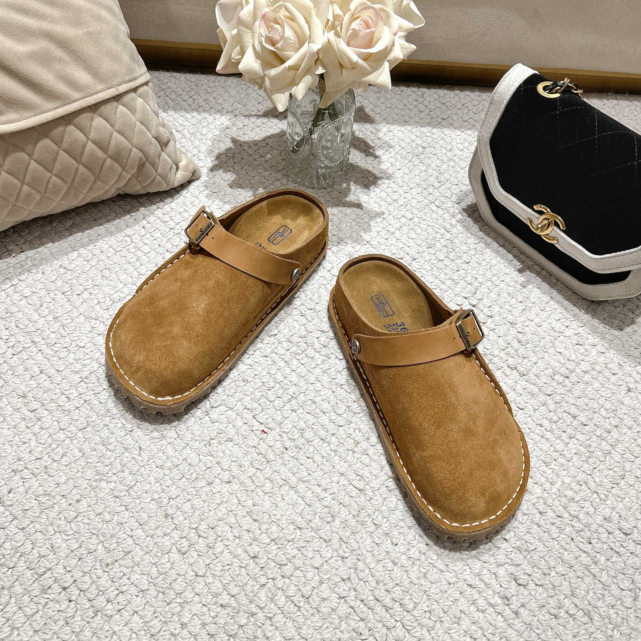 BIRKENSTOCK博肯，日本限定版，👍此款可以两穿👏❤懂的自然懂！
        高级牛猄反绒皮鞋面。牛猄反绒皮垫脚。真空电镀复古五金扣饰。木康发泡橡胶底，防滑耐磨！凸显性感美脚🦶，修腿显瘦，百搭之王✔️🉑🉐  共3个颜色❤
    栗色，女码    35-40码，厂P240👍
男码可订做40-45，男码加10元