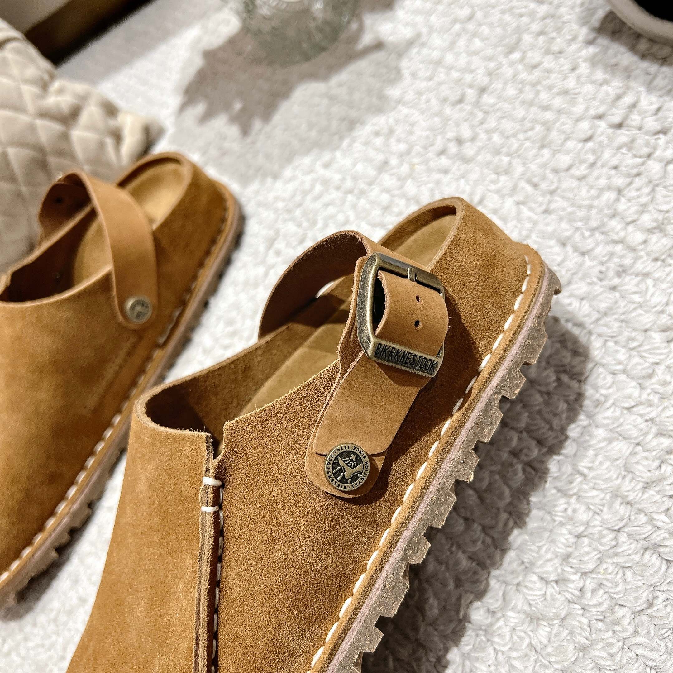 BIRKENSTOCK博肯，日本限定版，👍此款可以两穿👏❤懂的自然懂！
        高级牛猄反绒皮鞋面。牛猄反绒皮垫脚。真空电镀复古五金扣饰。木康发泡橡胶底，防滑耐磨！凸显性感美脚🦶，修腿显瘦，百搭之王✔️🉑🉐  共3个颜色❤
    栗色，女码    35-40码，厂P240👍
男码可订做40-45，男码加10元