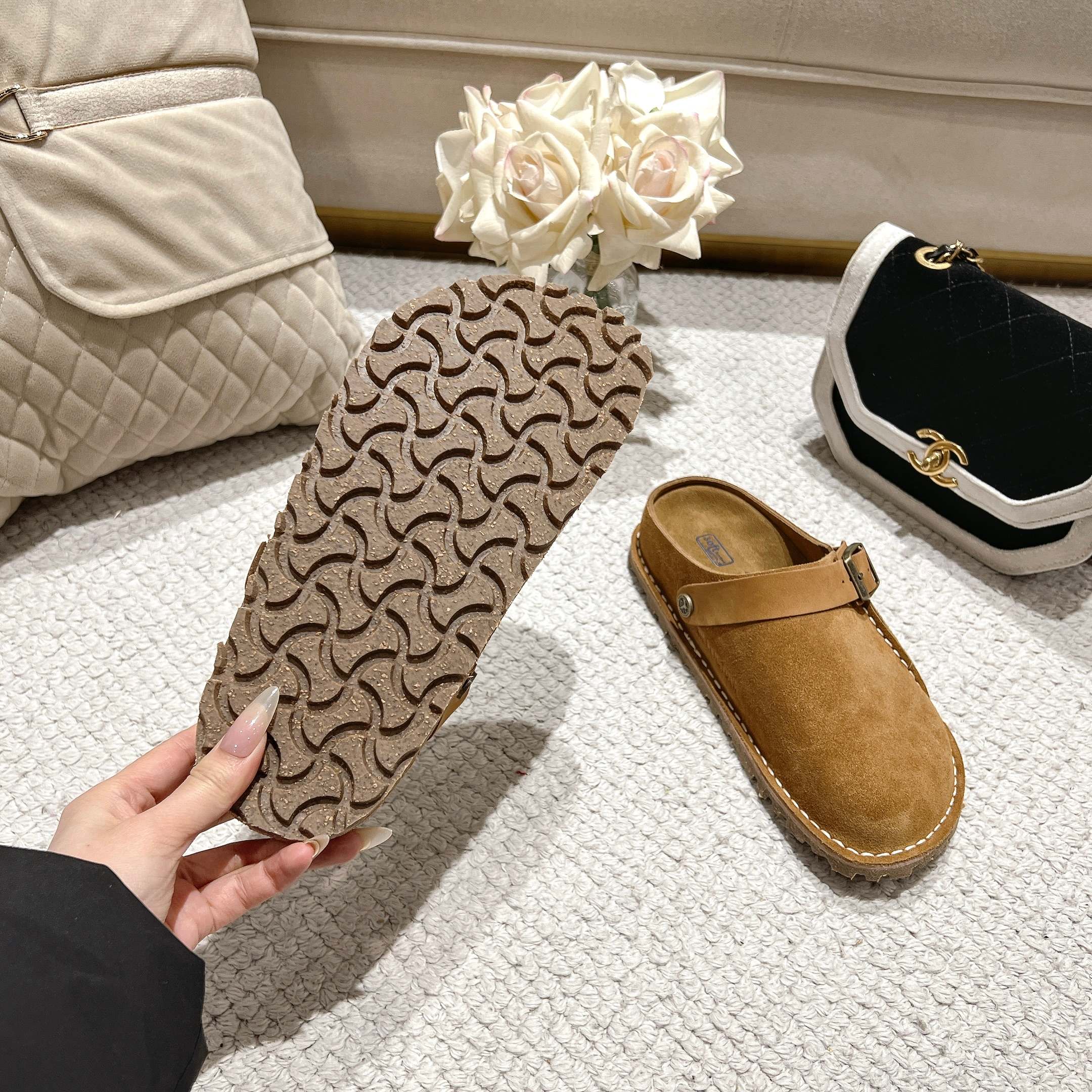 BIRKENSTOCK博肯，日本限定版，👍此款可以两穿👏❤懂的自然懂！
        高级牛猄反绒皮鞋面。牛猄反绒皮垫脚。真空电镀复古五金扣饰。木康发泡橡胶底，防滑耐磨！凸显性感美脚🦶，修腿显瘦，百搭之王✔️🉑🉐  共3个颜色❤
    栗色，女码    35-40码，厂P240👍
男码可订做40-45，男码加10元