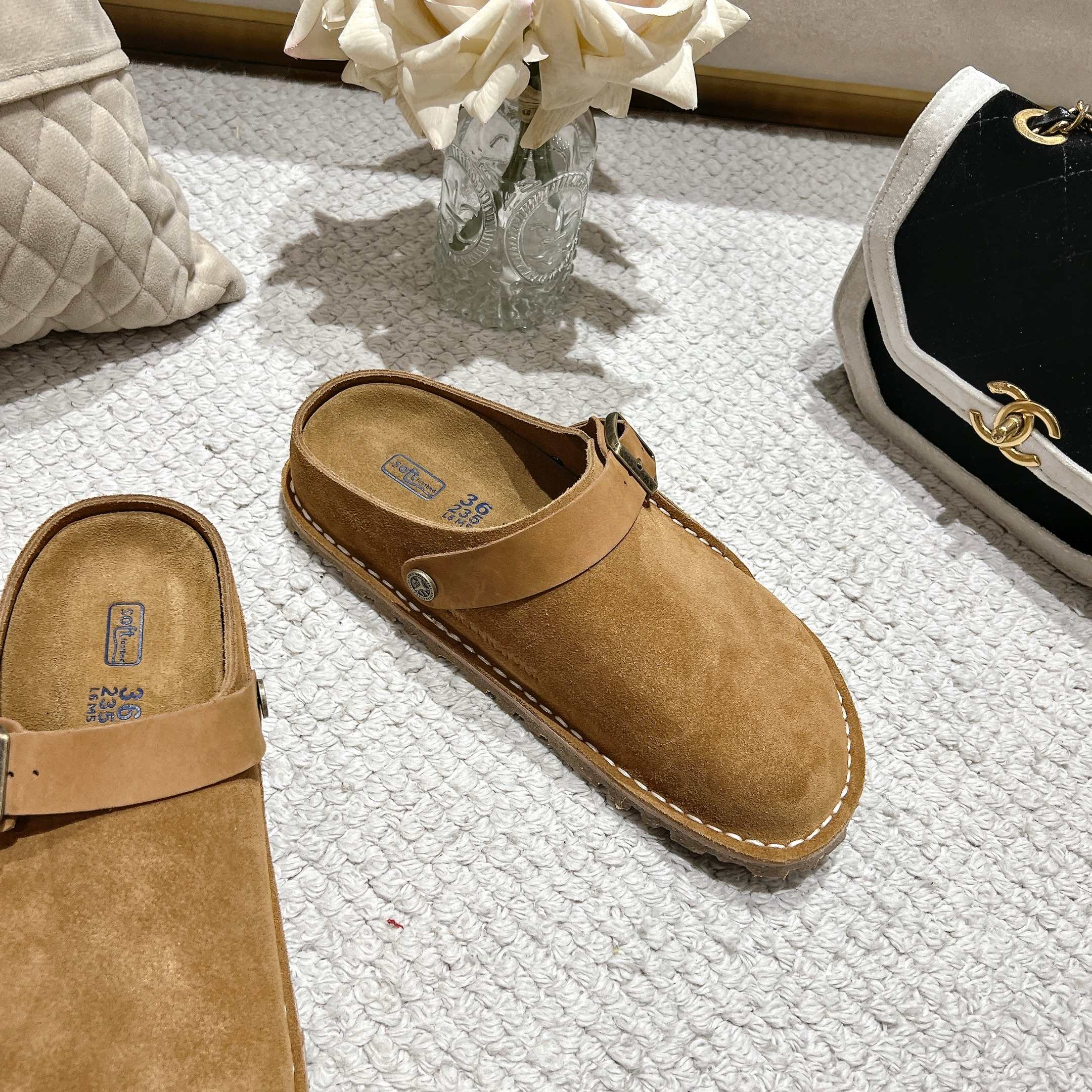BIRKENSTOCK博肯，日本限定版，👍此款可以两穿👏❤懂的自然懂！
        高级牛猄反绒皮鞋面。牛猄反绒皮垫脚。真空电镀复古五金扣饰。木康发泡橡胶底，防滑耐磨！凸显性感美脚🦶，修腿显瘦，百搭之王✔️🉑🉐  共3个颜色❤
    栗色，女码    35-40码，厂P240👍
男码可订做40-45，男码加10元