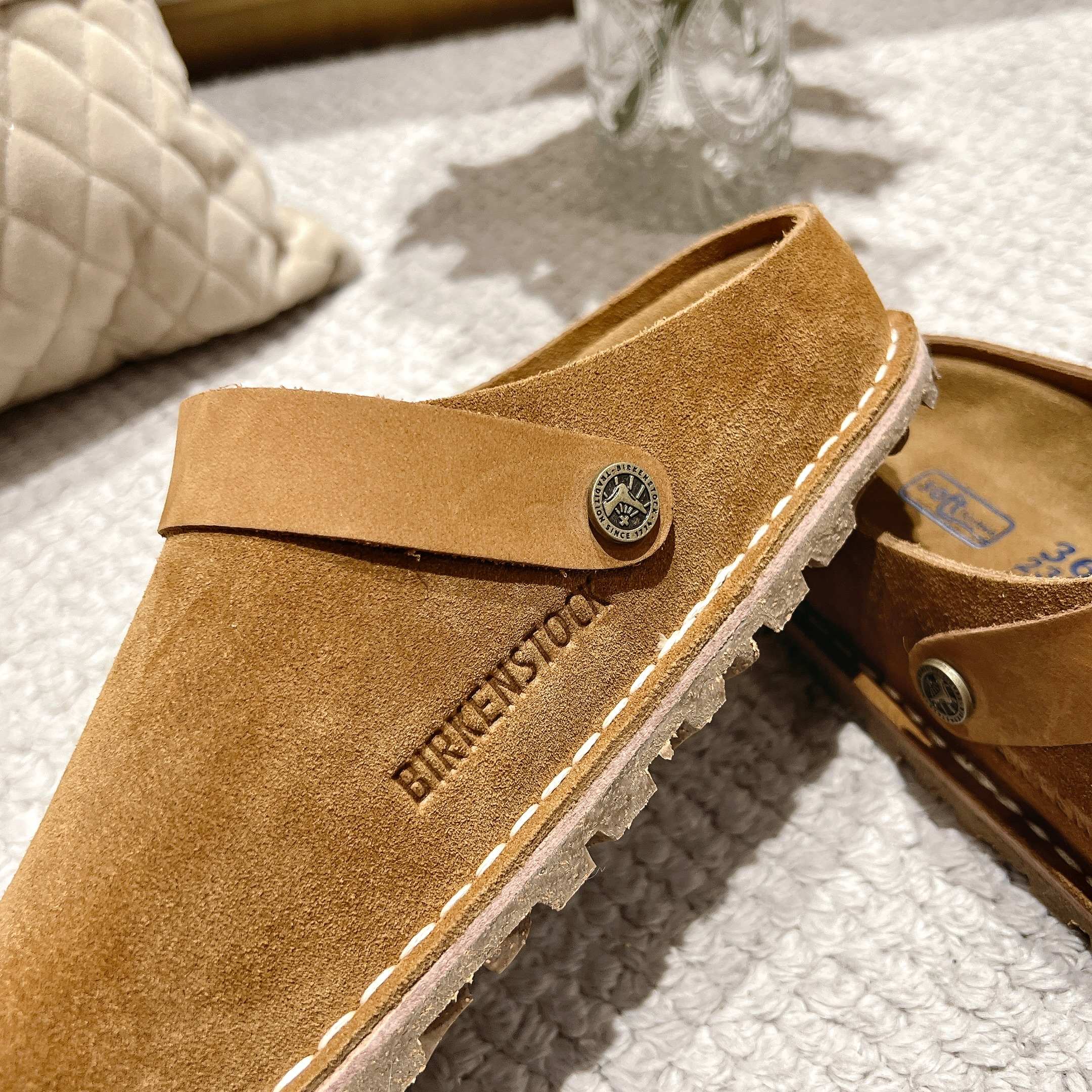 BIRKENSTOCK博肯，日本限定版，👍此款可以两穿👏❤懂的自然懂！
        高级牛猄反绒皮鞋面。牛猄反绒皮垫脚。真空电镀复古五金扣饰。木康发泡橡胶底，防滑耐磨！凸显性感美脚🦶，修腿显瘦，百搭之王✔️🉑🉐  共3个颜色❤
    栗色，女码    35-40码，厂P240👍
男码可订做40-45，男码加10元