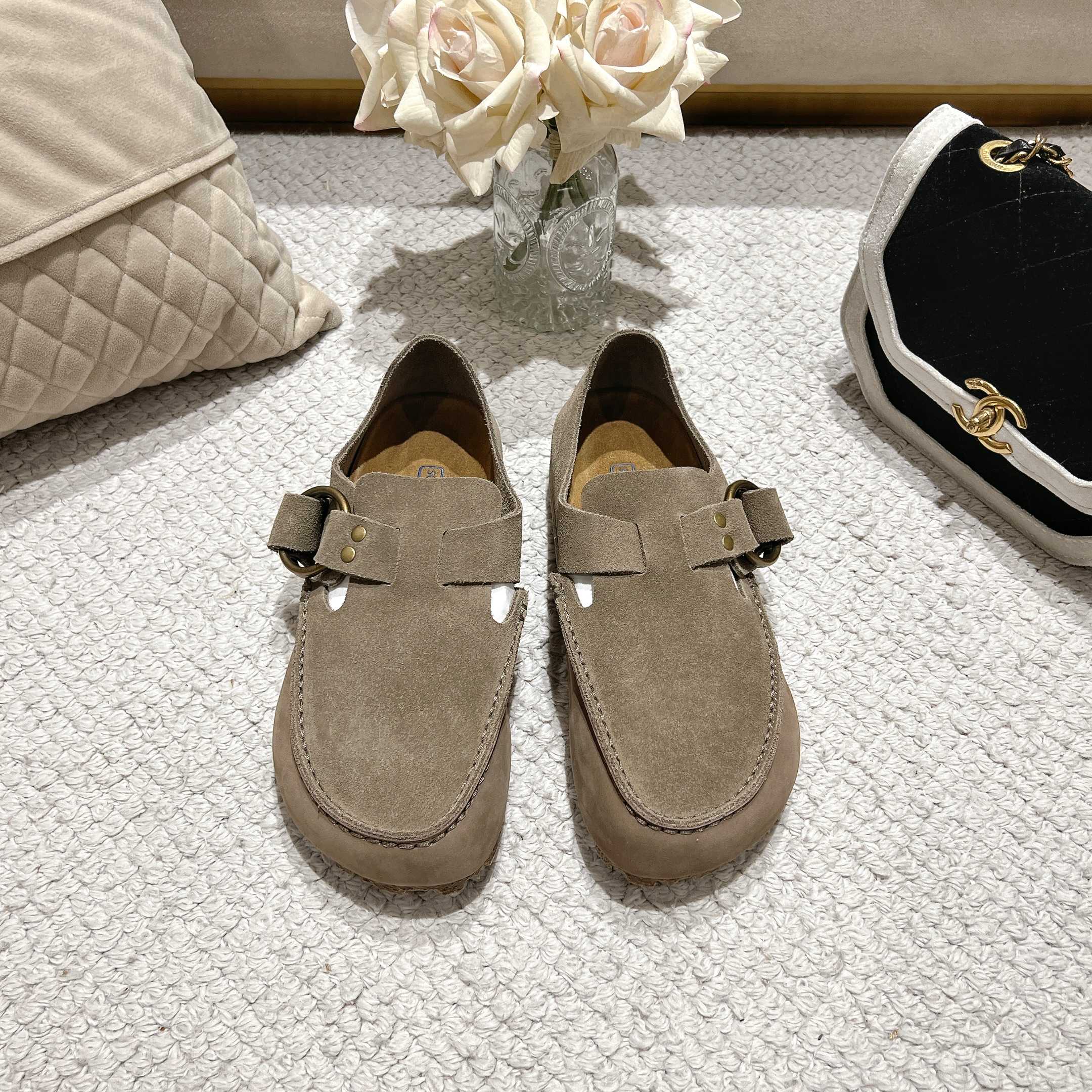 NO:237729,Men's BIRKENSTOCK Boken co-branded model, high-end beef velvet leather upper   frosted leather. Beef velvet leather footbed. Vacuum electroplated retro hardware buckle. Mukang foam rubber sole, anti-slip and wear-resistant!  Highlight sexy and beautiful feet, slimming legs, versatile kings, 3 colors in total. Women's size 35-40. Men's size can be customized for 40-45. Fisherman's shoes, birdstock, espadrilles19860909男加BIRKENSTOCK 博肯联名款  高级牛猄反绒皮鞋面 磨砂皮.牛猄反绒皮垫脚.真空电镀复古五金扣饰.木康发泡橡胶底,防滑耐磨！凸显性感美脚,修腿显瘦,百搭之王共3个颜色 女码35-40 男码可订做40-45,渔夫鞋,birkenstock,espadrilles,Women's Shoes