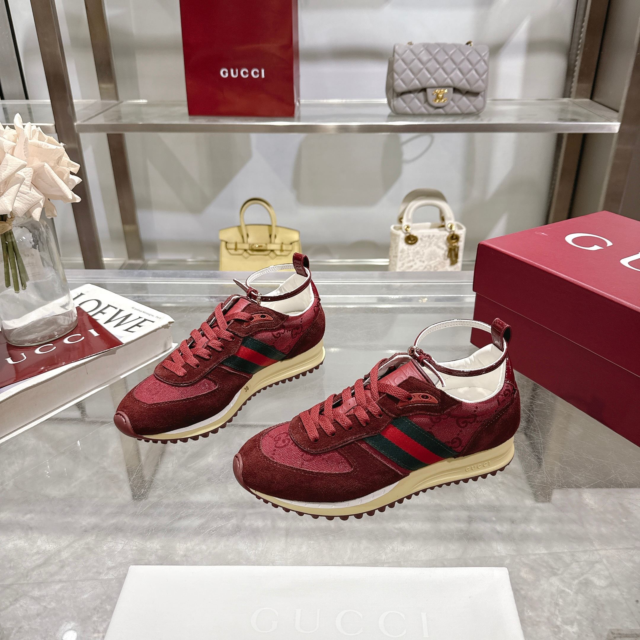 2025动感单品👍轻盈且灵活的外底经过特殊处理🌹洋溢着浓郁的复古风情💋可拆卸可调节踝部绑带。👌鞋舌饰以高频压花工艺打造的3D立体Gucci字样标识❤织物衬里舒适👏透气👏超轻抽真空发泡鞋底，非常轻便🍎35-40码，全套包装，安哥拉红：P340，可以做41码