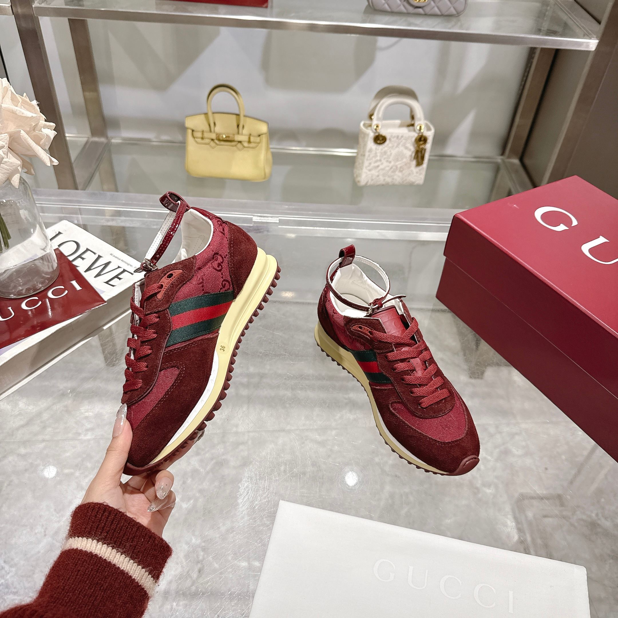 2025动感单品👍轻盈且灵活的外底经过特殊处理🌹洋溢着浓郁的复古风情💋可拆卸可调节踝部绑带。👌鞋舌饰以高频压花工艺打造的3D立体Gucci字样标识❤织物衬里舒适👏透气👏超轻抽真空发泡鞋底，非常轻便🍎35-40码，全套包装，安哥拉红：P340，可以做41码