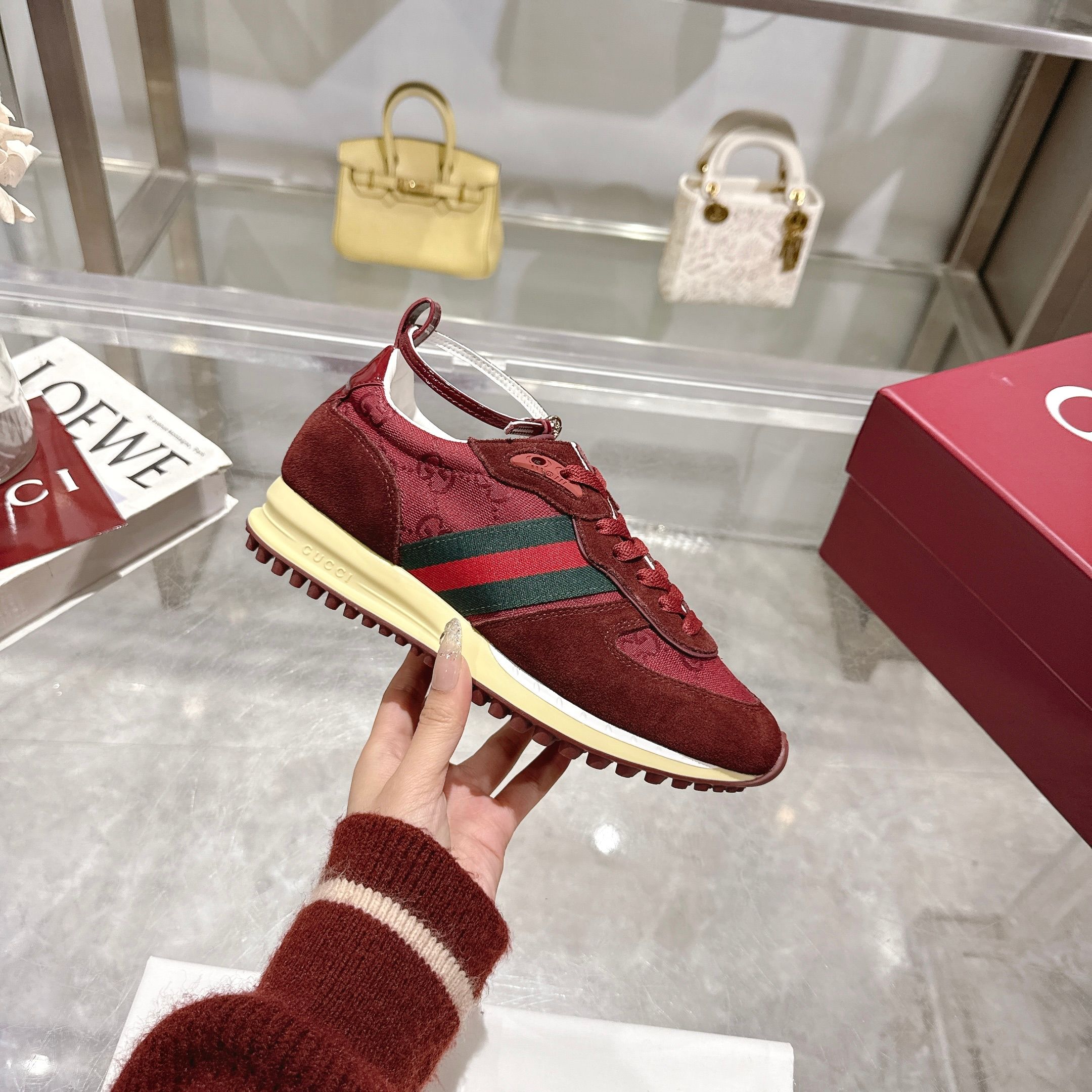 2025动感单品👍轻盈且灵活的外底经过特殊处理🌹洋溢着浓郁的复古风情💋可拆卸可调节踝部绑带。👌鞋舌饰以高频压花工艺打造的3D立体Gucci字样标识❤织物衬里舒适👏透气👏超轻抽真空发泡鞋底，非常轻便🍎35-40码，全套包装，安哥拉红：P340，可以做41码