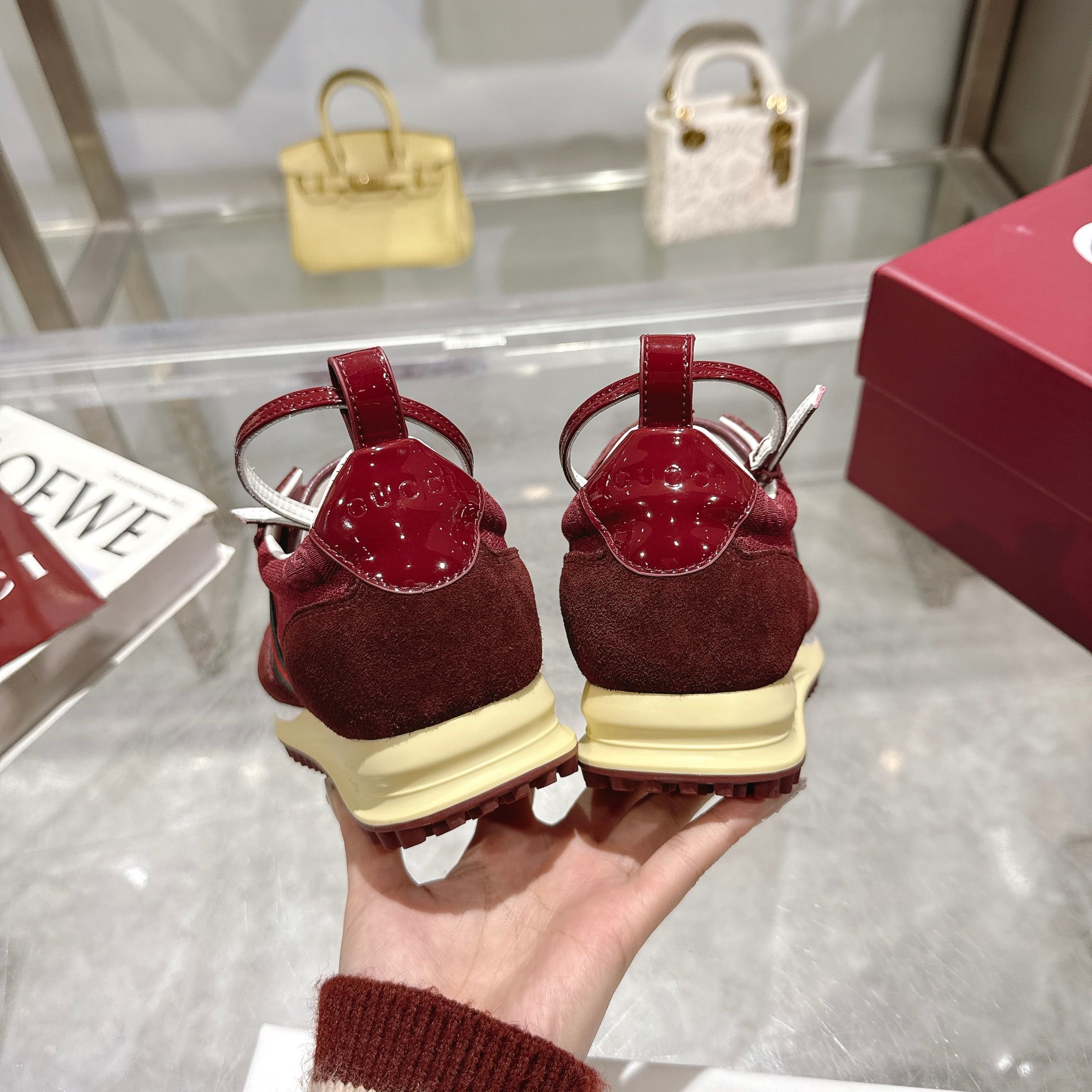 2025动感单品👍轻盈且灵活的外底经过特殊处理🌹洋溢着浓郁的复古风情💋可拆卸可调节踝部绑带。👌鞋舌饰以高频压花工艺打造的3D立体Gucci字样标识❤织物衬里舒适👏透气👏超轻抽真空发泡鞋底，非常轻便🍎35-40码，全套包装，安哥拉红：P340，可以做41码