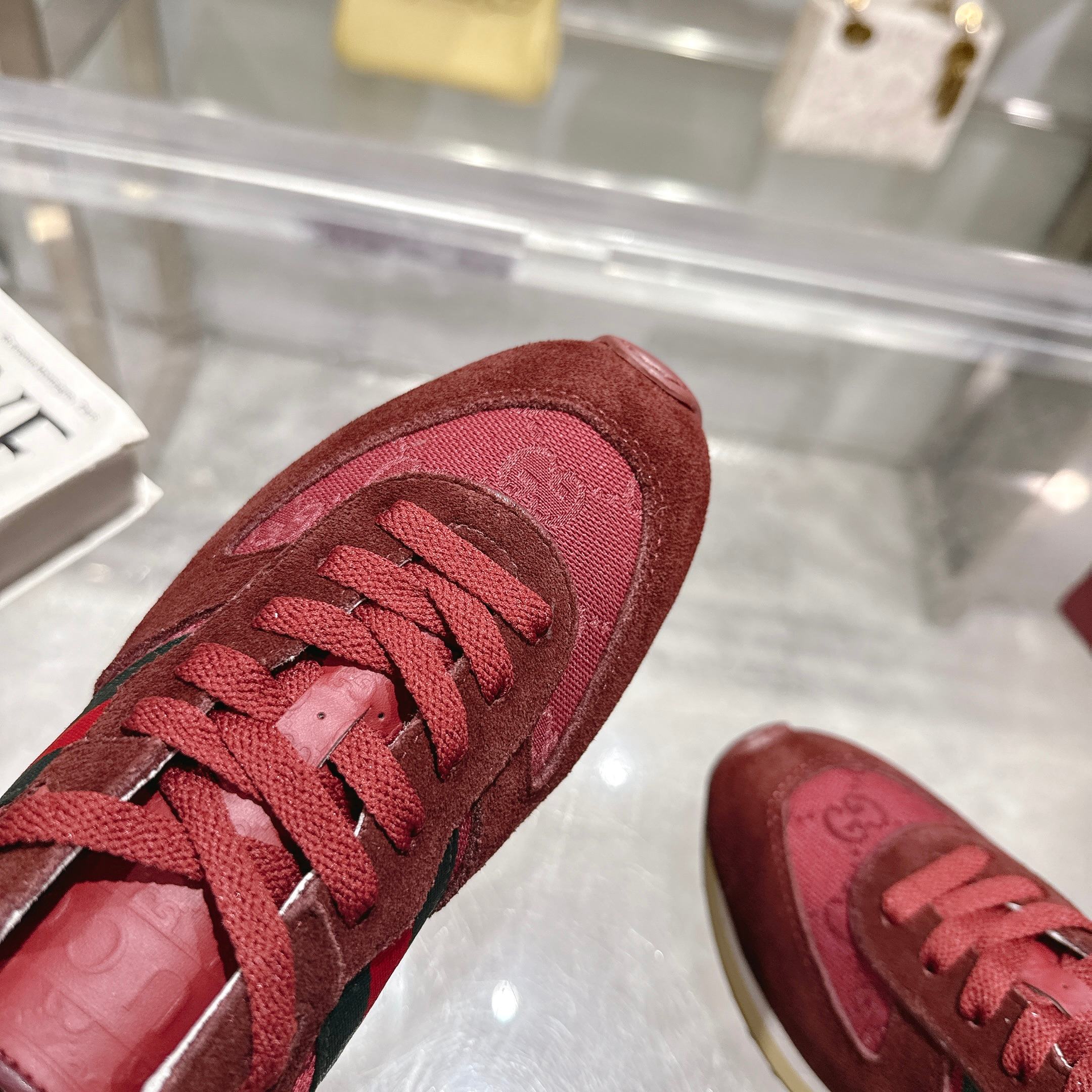 2025动感单品👍轻盈且灵活的外底经过特殊处理🌹洋溢着浓郁的复古风情💋可拆卸可调节踝部绑带。👌鞋舌饰以高频压花工艺打造的3D立体Gucci字样标识❤织物衬里舒适👏透气👏超轻抽真空发泡鞋底，非常轻便🍎35-40码，全套包装，安哥拉红：P340，可以做41码