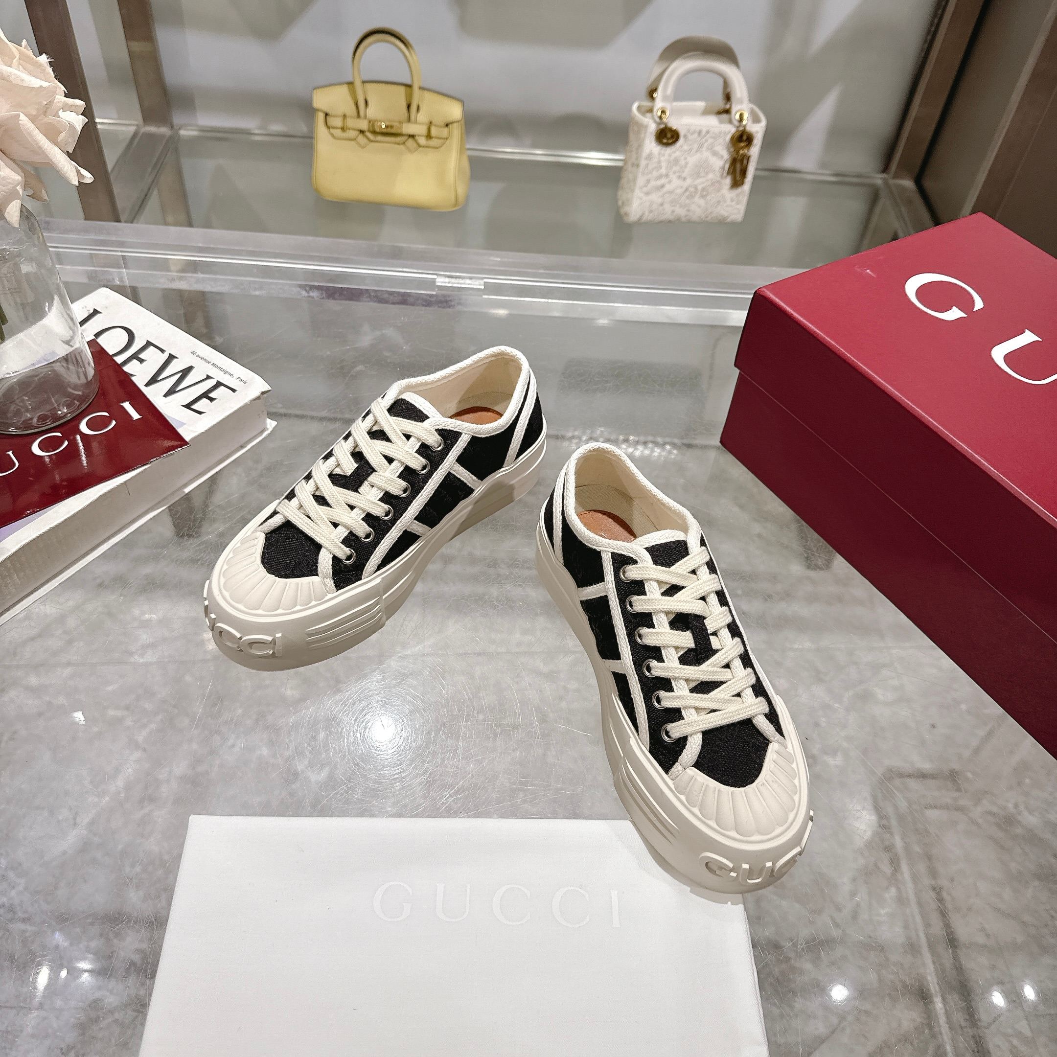 黑色：标志性GG帆布匠心打造❤，将点藏设计与现代美学巧妙糅于一体💋。大胆前卫的廊形配以“Gucci印花压纹橡胶鞋底🌹，缔就个性十足👏且穿着舒适的亮眼单品。”原版1:1开模鞋底，乍一看犹如华为菊花LOGO。👍与市面上高高凸起的赝品鞋底，不是一个层次👏✔️全套包装，35-4码，P260