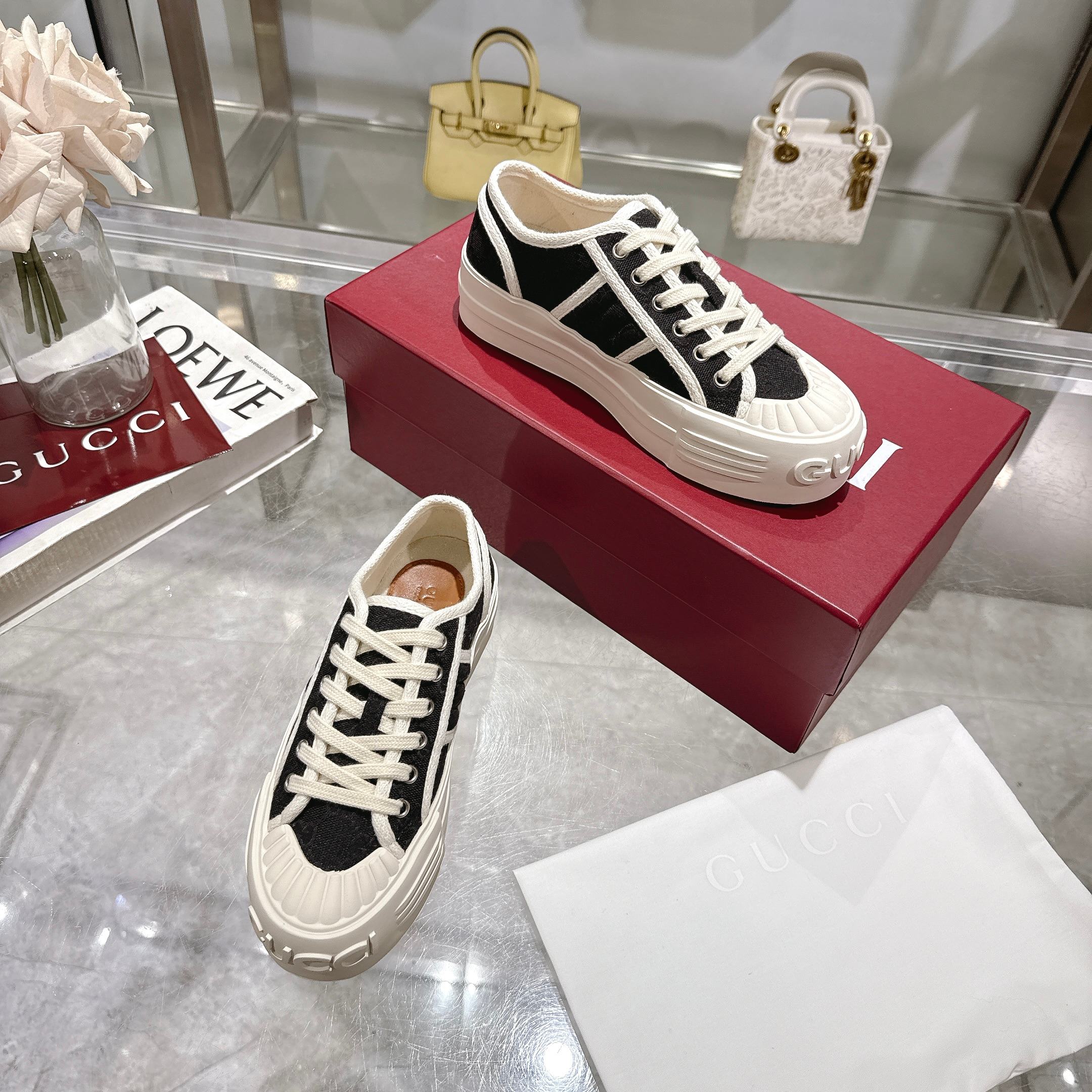 黑色：标志性GG帆布匠心打造❤，将点藏设计与现代美学巧妙糅于一体💋。大胆前卫的廊形配以“Gucci印花压纹橡胶鞋底🌹，缔就个性十足👏且穿着舒适的亮眼单品。”原版1:1开模鞋底，乍一看犹如华为菊花LOGO。👍与市面上高高凸起的赝品鞋底，不是一个层次👏✔️全套包装，35-4码，P260