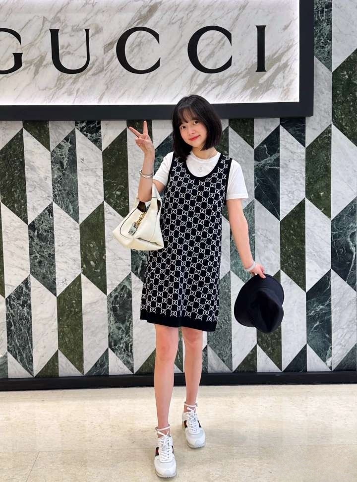 真实上脚图，鞋子内部半截内里，只有后跟半截内里，超级透气舒适，轻薄无内里，体感轻盈飘逸