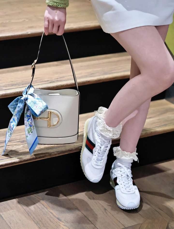 真实上脚图，鞋子内部半截内里，只有后跟半截内里，超级透气舒适，轻薄无内里，体感轻盈飘逸