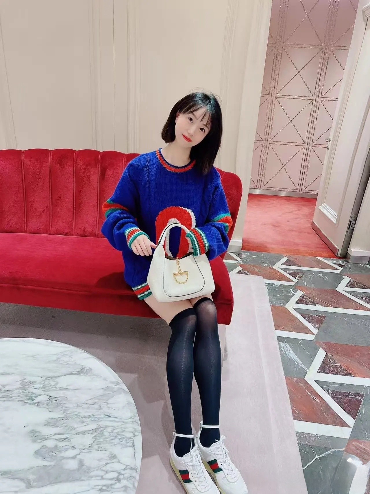 真实上脚图，鞋子内部半截内里，只有后跟半截内里，超级透气舒适，轻薄无内里，体感轻盈飘逸