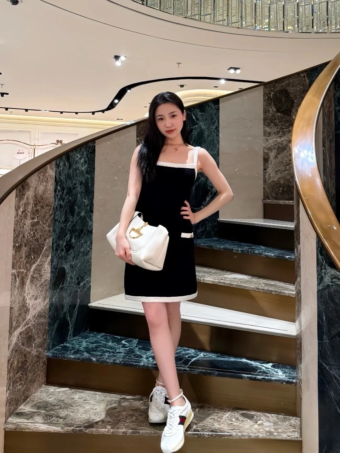 真实上脚图，鞋子内部半截内里，只有后跟半截内里，超级透气舒适，轻薄无内里，体感轻盈飘逸