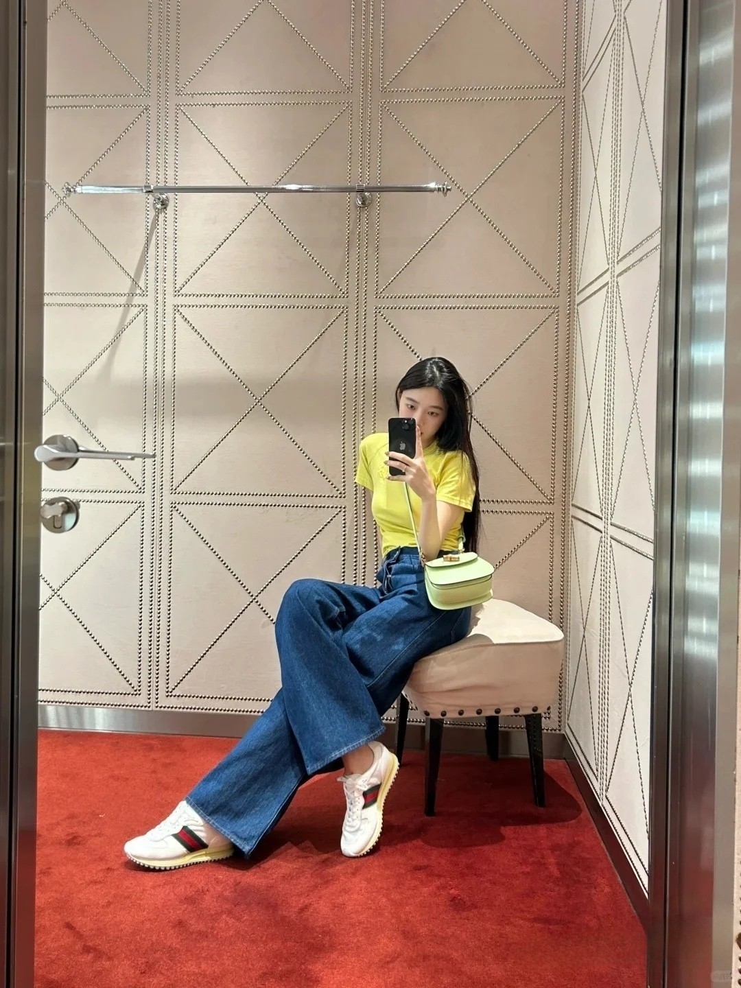 真实上脚图，鞋子内部半截内里，只有后跟半截内里，超级透气舒适，轻薄无内里，体感轻盈飘逸