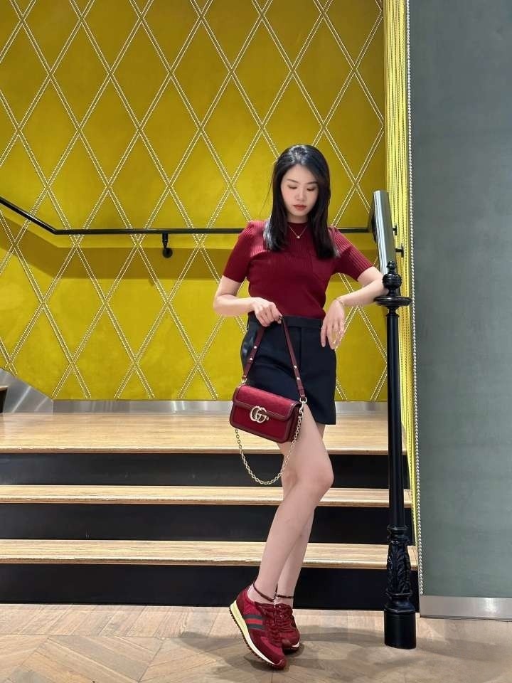 真实上脚图，鞋子内部半截内里，只有后跟半截内里，超级透气舒适，轻薄无内里，体感轻盈飘逸