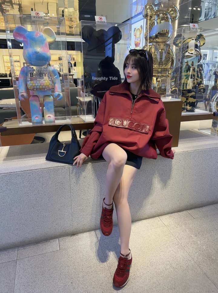 真实上脚图，鞋子内部半截内里，只有后跟半截内里，超级透气舒适，轻薄无内里，体感轻盈飘逸