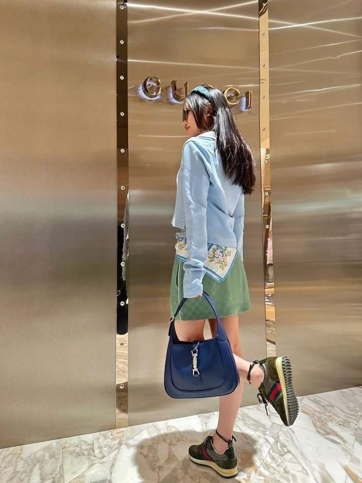 真实上脚图，鞋子内部半截内里，只有后跟半截内里，超级透气舒适，轻薄无内里，体感轻盈飘逸