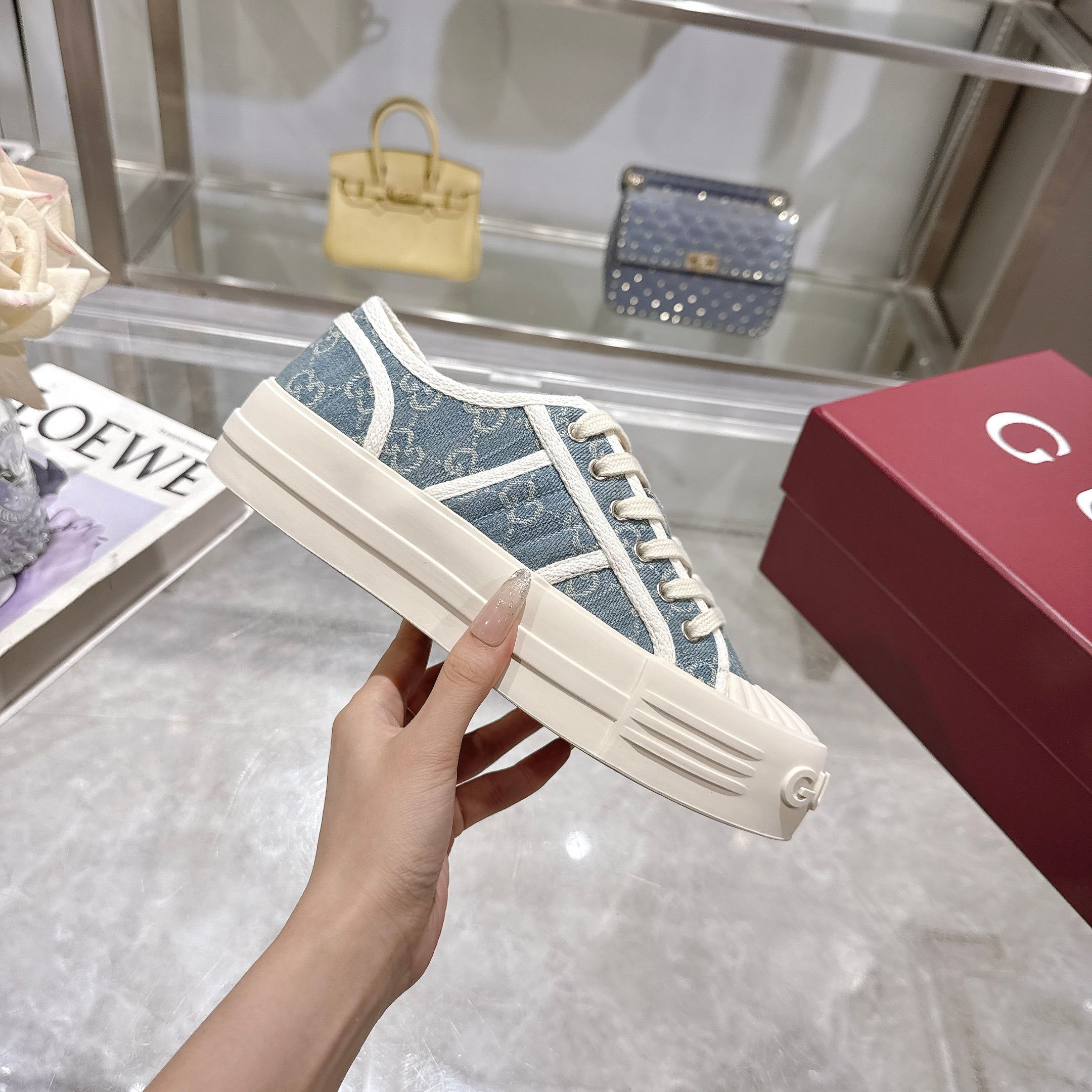 NO:409782,Gucci thick-soled women's sneakers, this sneaker is made with the ingenious GG canvas, cleverly combining classic design with modern aesthetics. The bold and avant-garde silhouette is paired with 'Gucci' printed embossed rubber sole, creating a unique and comfortable look item. Size 35-41#, casual shoes/sports shoes, gucci, sneakers19860909Gucci古奇厚底女士运动鞋,这款运动鞋以标志性GG帆布匠心打造,将典藏设计与现代美学巧妙糅于一体.大胆前卫的廓形配以“Gucci”印花压纹橡胶鞋底,缔就个性十足且穿着舒适的亮眼单品. 码数35-41#,休闲鞋/运动鞋,gucci,sneakers,Women's Shoes