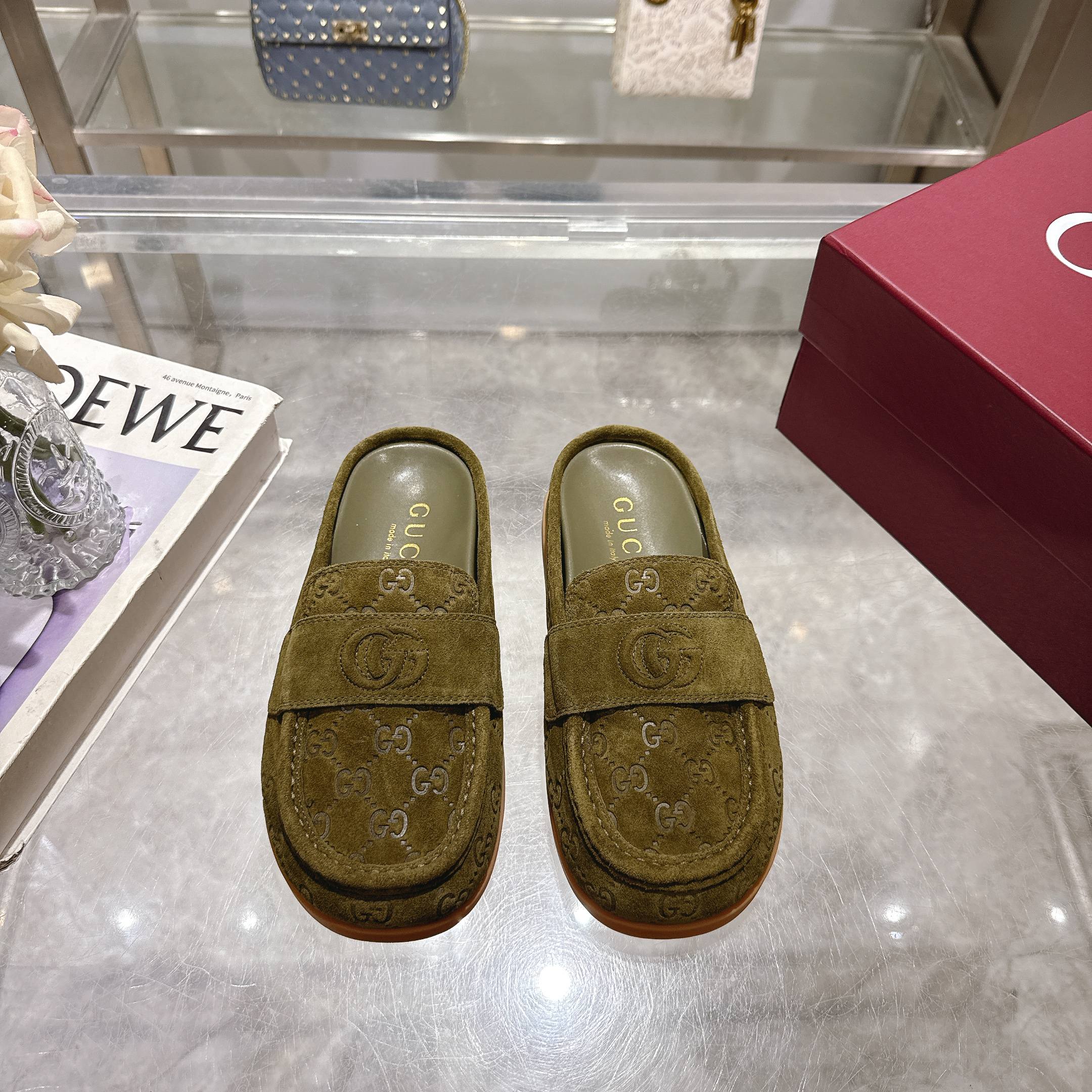 NO:616394,2025 new thick-soled GuCci interlocking embroidered large G horizontal strap mules, mini GG embossed toe-toe slippers, and Birkenstock half-slippers are synchronized with the official website. The original version is copied one to one, and all the material details of the highest version are consistent with YB. We make goods all year round. The fabric is imported G G embossed suede deerskin, and the lining is water-dyed silk sheepskin. Size.  35-41 women 4041 customized (non-returnable) outsole.  Original molded GG letter rubber sole + 2cm water platform. Full set of original Ancora red packaging. Price. The new series focuses on the basic gallery shape and classic details. This slip-on shoe is crafted from the brand's uniquely identifiable G G suede material. The classic interlocking large G element and mini GG add to the brand identity. Half drag, gucci, slippers, sheepskin198609092025新品厚底GuCci互扣式刺绣大G横带穆勒鞋 迷你GG压纹包头拖鞋勃肯半拖官网同步,原版一比一复制,最高版本所有材质细节均与YB一致 常年做货. 面料进口G G压花绒面鹿皮 内里水染丝绸羊皮里 尺码 ．35-41女4041定制不退换） 大底．原版模具GG字母橡胶底+ 2厘米水台 包装全套安可拉红色原版包装 价格 全新系列聚焦基础廊形与经典细节.这款便鞋选用品牌独具辨识度的G G绒面材质匠心制作,经典互扣式大G元素与迷你GG更添品牌标识内涵,半拖,gucci,slippers,sheepskin,Women's Shoes