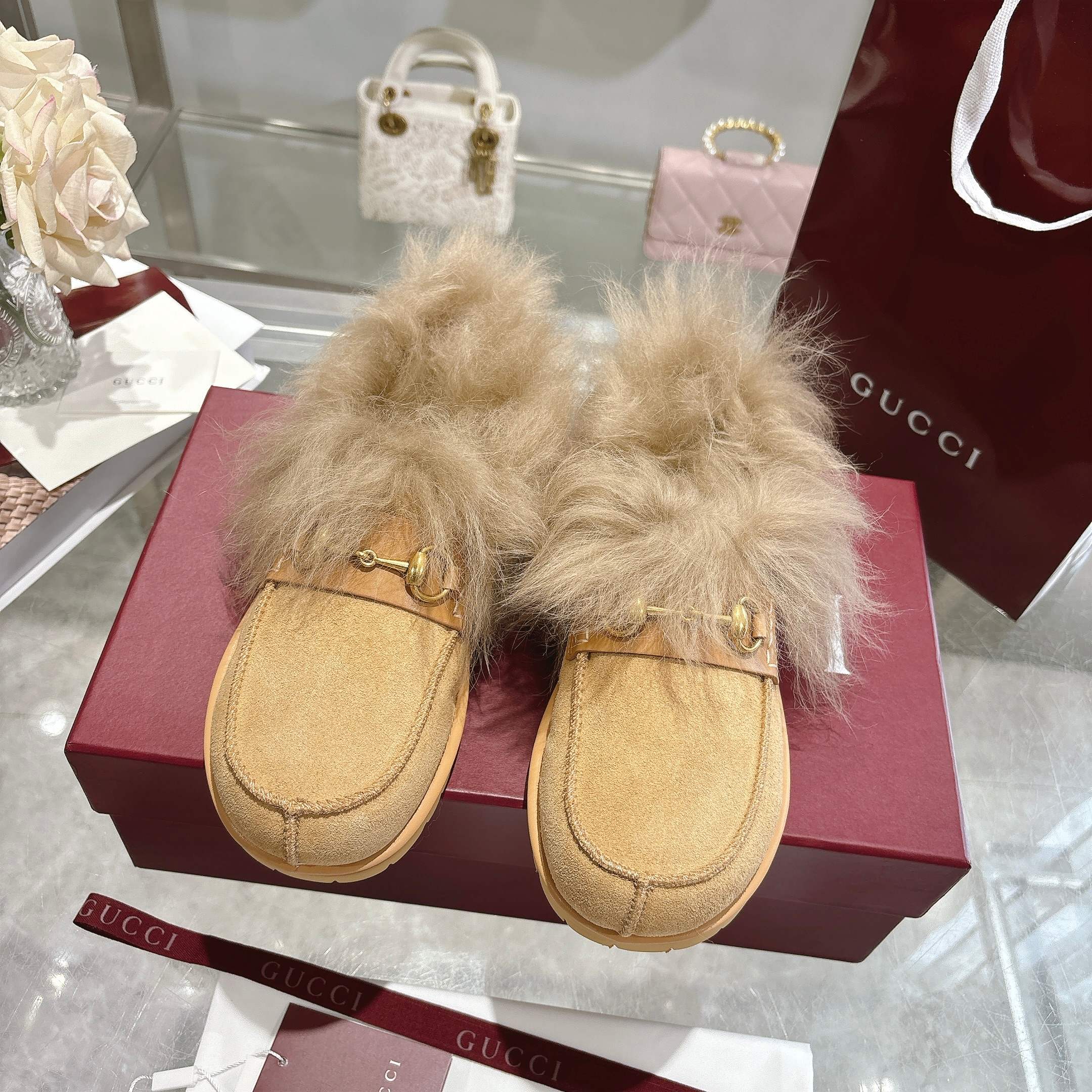 NO:562253,GG Overseas Counter, wool fashion snow boots, the lining is all merino real wool, the feet are all merino real wool, and the top of the shoe is Tuscany wool, high-end wool series!  !  !  , not imitation wool, or knitted with part of wool, comparable. Full set of packaging, women's size, size 35-40, military green, loafers, fur shoes, loafers, boots19860909GG海外专柜,羊毛时尚雪地靴,内里全部美丽奴真羊毛,垫脚全部美丽奴真羊毛,鞋口托斯卡拉羊毛高端羊毛系！！！,不是仿羊毛,或者针织含部分羊毛,能够比及的.全套包装,女码,35-40码,军绿色,乐福鞋毛毛鞋,loafers,boots,Women's Shoes