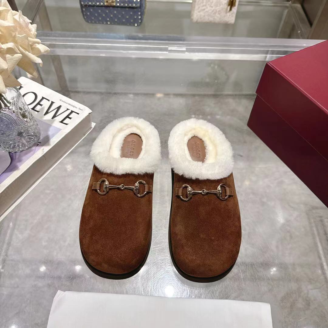 NO:577135,GG Muller wool slippers are made of high mercerized cow suede and are carefully crafted!  A new interpretation of the brand's classic elements from a modern perspective. The ultra-classic horsebit is ingeniously presented in light gold tones, all merino wool feet, wool-lined rubber non-slip soles. Women's size 35-40, smooth straight wool, non-embossed factory, semi-slippers, slippers19860909GG穆勒羊毛拖鞋采用高丝光牛反绒面,精心打造！以现代视角烦新诠释品牌金典元素.超经典马衔扣以浅金色调匠心呈现,全部美丽奴羊毛垫脚、羊毛里橡胶防滑鞋底.女款35-40码,光面直羊毛,不压花厂,半拖毛毛鞋,slippers,Women's Shoes