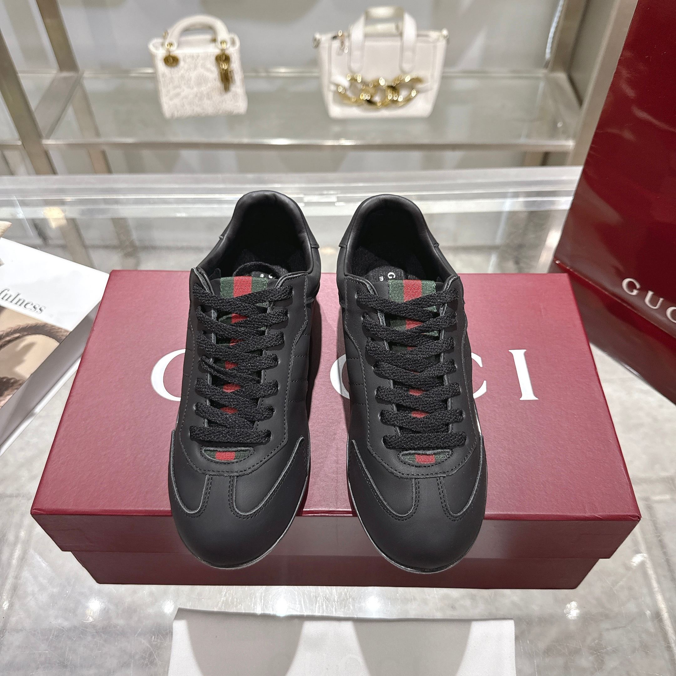 NO:616383,Couple style, high version, Gucci Gucci Shift series, retro, ethics shoes, casual sneakers, Gucci Shift series is newly launched. The lightweight design reinterprets the sports style. The neat silhouette adds a sense of freedom. It highlights the exquisite texture when moving. The webbing details are like an endless ribbon running through the entire design. The side stitching details add the finishing touch. The fabric is original custom-made imported first-layer cowhide. The inner lining is original custom-made soft sheepskin. The original open-molded non-slip TPU material.  Size 35-45 (40 for women and 45 for men. Customized) Price, casual shoes/sports shoes, gucci, gucci, sneakers, cowhide, sheepskin19860909情侣款 高版本 Gucci 古驰 Shift系列 复古 德训鞋 休闲 运动鞋 Gucci Shift系列全新上市 轻盈设计焕新诠释运动风尚 利落廓形更添自在本色 行动间彰显精致质感 织带细节宛如一道延绵不绝的饰带贯穿于整个设计 侧边缝线细节增添点睛之笔 面料原版定制进口头层牛皮 内里原版定制柔软羊皮里 原版开模防滑TPU材质 码数35-45（女款40男款45.定做） 价格,休闲鞋/运动鞋,gucci,gucci,sneakers,cowhide,sheepskin,Women's Shoes