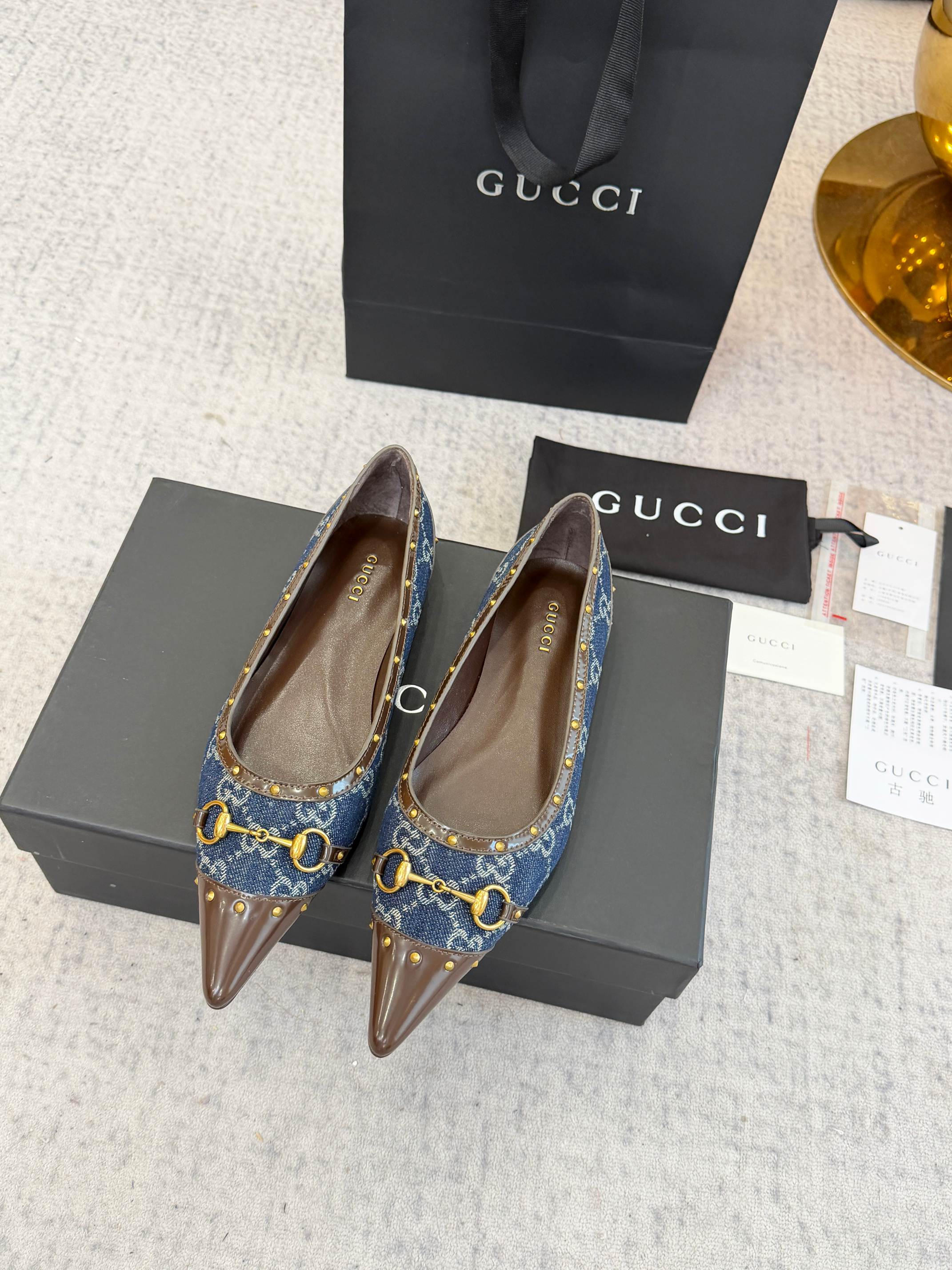 NO:927295,GUCCI studded ballet shoes, genuine leather soles, sharp pointed toes outline the stretched lines of the feet, and just reveal the slender ankles. Whether paired with neatly tailored suit trousers or a drapey skirt, they can be easily adapted to various occasions. The upper is made of cowhide stitched with classic GG canvas, supplemented by mirrored cowhide edge craftsmanship. Different textures collide to create a distinct sense of luxury. Even from a distance, you can easily recognize the unique Gucci identity.  Ancient golden rivets are arranged in an orderly manner along the edge of the shoe, and the iconic horsebit is firmly placed on the upper. The retro metallic luster and leather texture complement each other, and the low-key hides just the right amount of publicity. The genuine leather sole is flexible and wear-resistant, and can fit the shape of the foot properly regardless of how long you walk. The sheepskin lining is skin-friendly and breathable, so there is no burden on your feet even if you wear it for a long time.  It is not a fleeting fashion, but a classic that can be worn for many years when commuting to meetings, with a decent and unobtrusive aura; wear it with a floral skirt on weekends, casual and sophisticated; even for slightly formal occasions, it can firmly support the texture of the style and will never go wrong. Sizes 35-41, full package, single shoes, gucci, gucci, skirts, business suit, cowhide, sheepskin19860909GUCCI铆钉芭蕾舞鞋,真皮鞋底 利落尖头勾勒足部舒展的线条,恰好露出纤细的脚踝,不管是搭配剪裁利落的西装裤,还是垂坠感十足的半身裙,都能从容适配各种场合. 鞋面采用牛皮拼接经典GG帆布,辅以镜面牛皮开边工艺,不同肌理碰撞出层次分明的高级感,即使远看也能一眼辨出独属于古驰的辨识度.  古金色铆钉沿着鞋边有序排列,标志性马衔扣稳稳落于鞋面,复古金属光泽与皮质肌理互相映衬,低调里藏着恰到好处的张扬.真皮鞋底柔韧耐磨,走多久都妥帖贴合脚型,羊皮内里亲肤透气,哪怕长时间穿着也没有闷脚的负担. 它不是转瞬即逝的流行款,而是能穿很多年的经典款通勤时踩着它去开会,气场得体不张扬；周末赴约穿它搭配碎花裙,随性里带着精致感；哪怕是出席稍正式的场合,它也能稳稳撑起造型的质感,永远不会出错. 35-41码,全套包装,单鞋,gucci,gucci,skirts,business suit,cowhide,sheepskin,Women's Shoes
