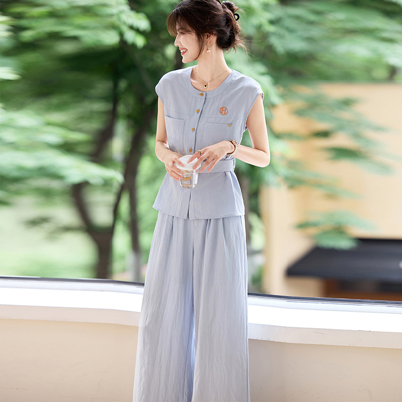 Hermes 2025 Two-Piece Set: Elegant Style, Comfortable Fit, Embroidered Logo Detail 3 windows1752328024900 2118026852 2110617455