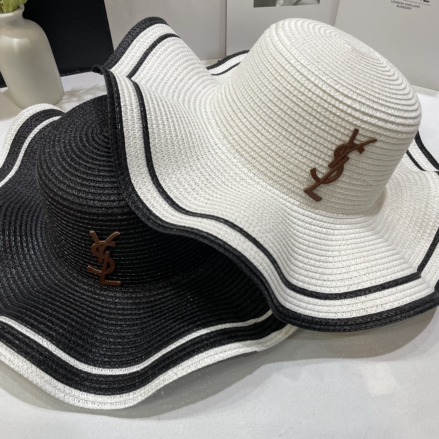 💛配防尘袋【YSL圣罗兰】2025新款草编大牌波浪沙滩帽草帽，度假休闲必备，优雅大方的一款