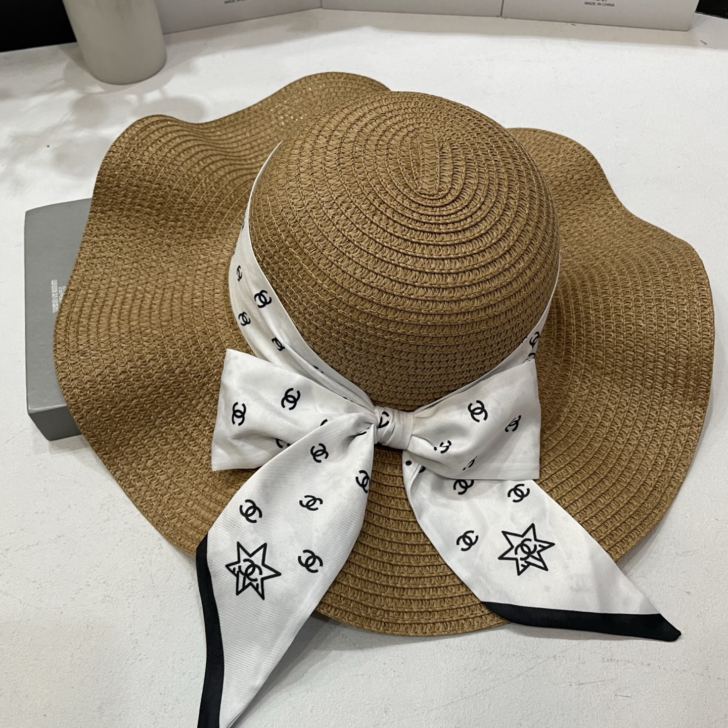 NO:347558,Special offer with dust bag [CHANEL Chanel] 2025 new ruffled scarf large-rimmed top hat basin hat straw hat, must-have for the street, adjustable rope hat straw hat fisherman hat baseball hat, hat, chanel, chanel, espadrilles, hats特价配防尘袋【CHANEL香奈儿】2025新款荷叶边丝巾款大沿礼帽盆帽草帽,出街必备超好搭配,有调节绳帽子草帽渔夫帽棒球帽,帽子,chanel,chanel,espadrilles,hats,hat