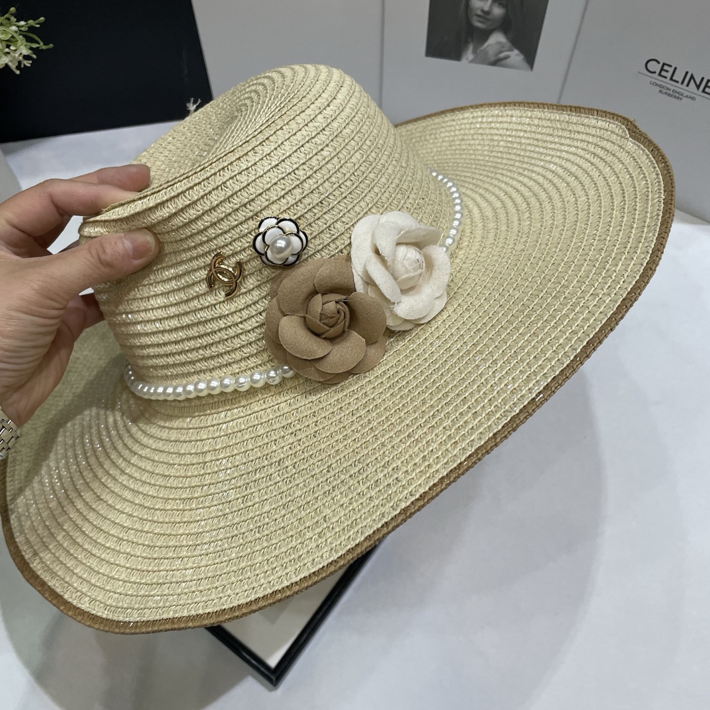 💛配防尘袋【CHANEL香奈儿】2025新款草编大牌珍珠沙滩帽草帽，度假休闲必备，优雅大方的一款
