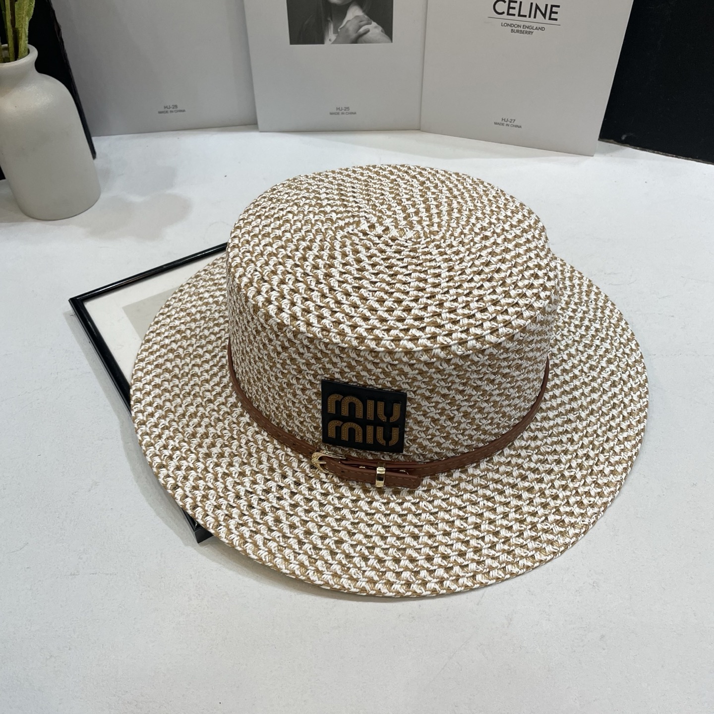 NO:348977,Special offer with dust bag [MIUMIU Miu] 2025 new hollow top hat flat top straw hat, a must-have match when going out, adjustable rope hat, straw hat, fisherman hat, baseball hat, hat, miumiu, espadrilles, hats特价配防尘袋【MIUMIU缪缪】2025新款镂空礼帽平顶草帽,出街必备超好搭配,有调节绳帽子草帽渔夫帽棒球帽,帽子,miumiu,espadrilles,hats,hat
