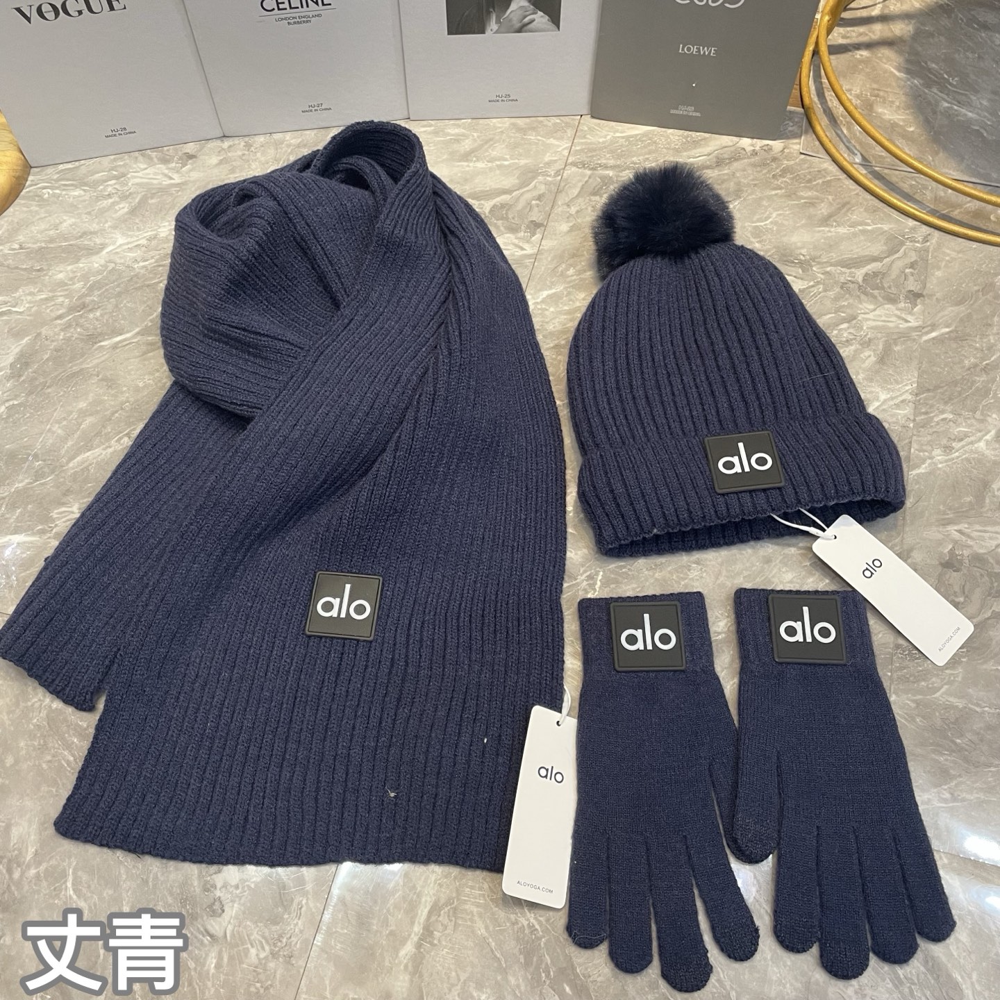 NO:602105,alo hat, gloves, scarf three-piece suit, suit, gloves, hats19860909alo帽子手套围巾三件套套装,套装,gloves,hats,accessory