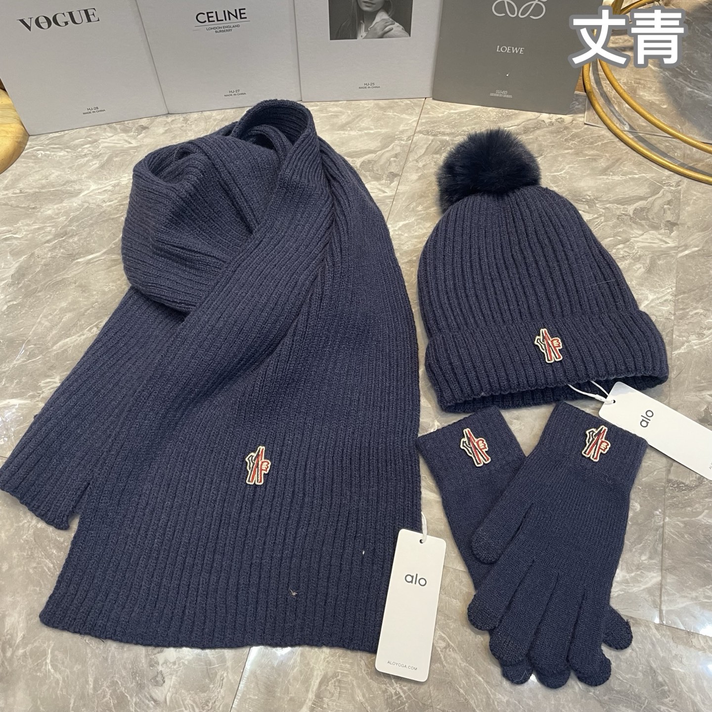 NO:602101,Mouth hat, gloves and scarf three-piece suit, suit, Moncler, gloves, hats19860909蒙口帽子手套围巾三件套套装,套装,Moncler,gloves,hats,accessory