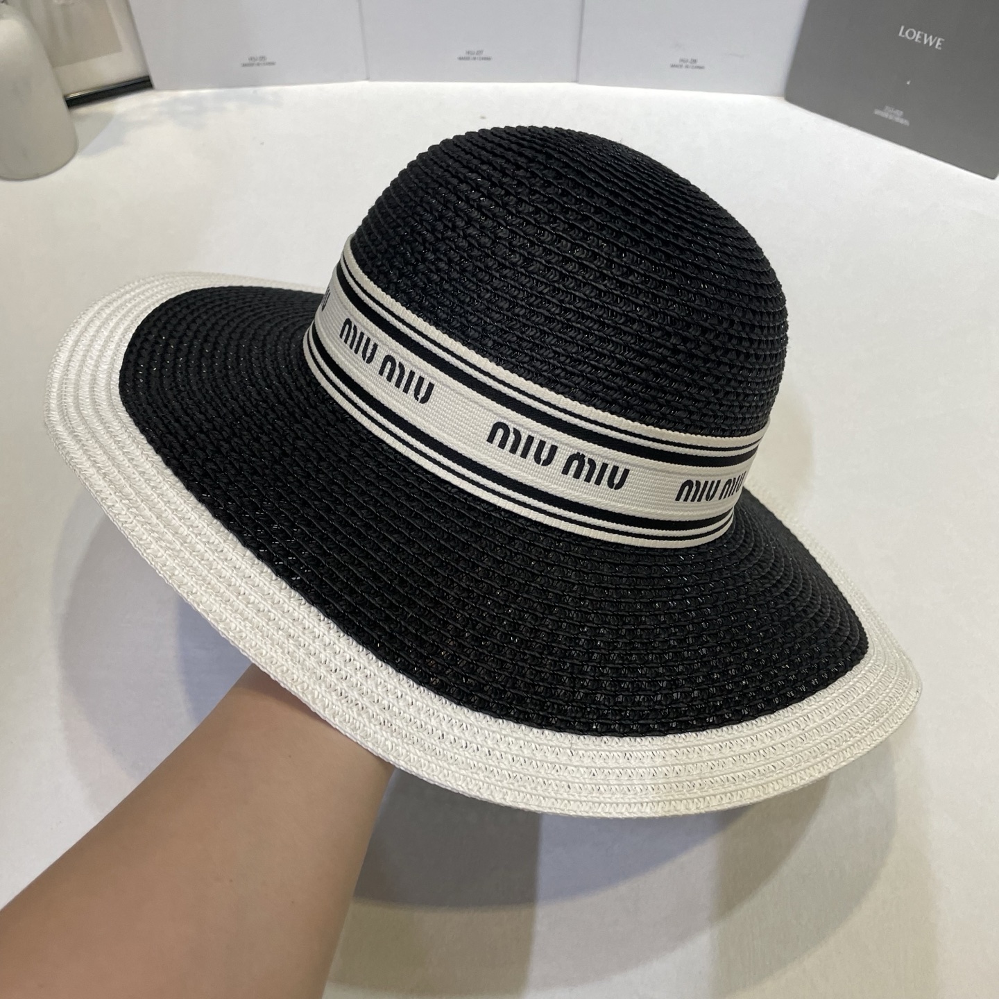 NO:897195,Special price with dust bag. [MIUMIU Miu Miu] 2026 new color-blocked densely woven large-brimmed basin hat, straw hat, sun protection and easy to match, a single item for street travel, straw hat, fisherman hat, baseball cap, hat, miumiu, espadrilles, hats19860909特价配防尘袋.【MIUMIU缪缪】2026新款拼色密织大沿盆帽草帽,遮阳又好搭,出街旅行单品帽子草帽渔夫帽棒球帽,帽子,miumiu,espadrilles,hats,hat