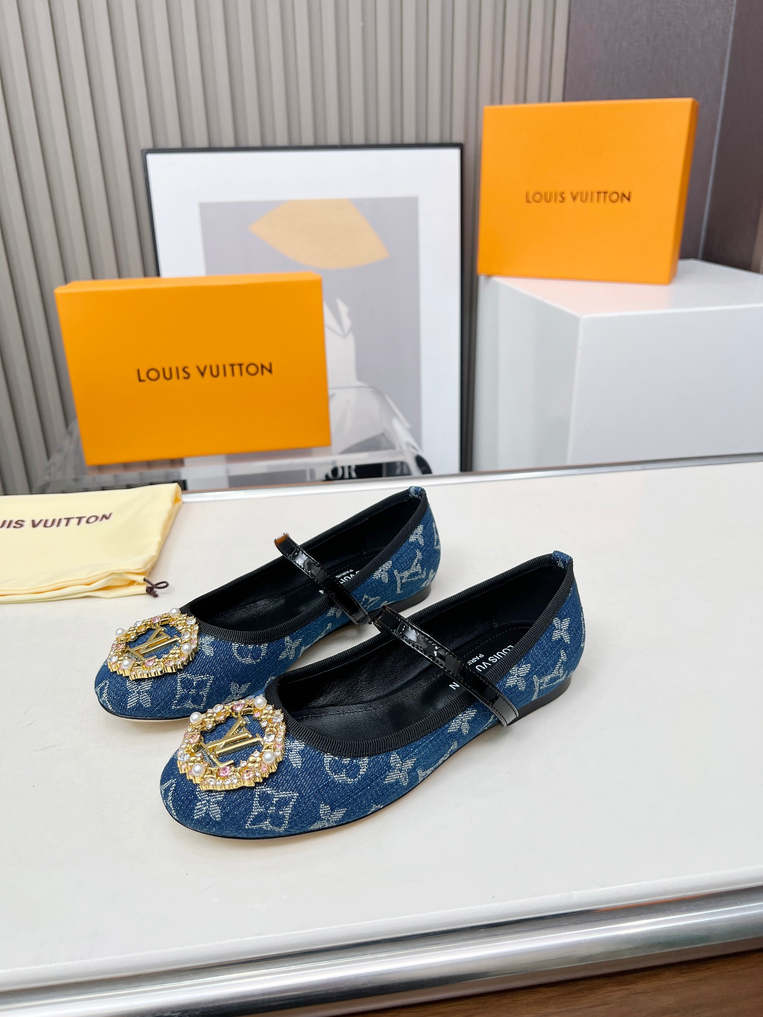 Louis Vuitton 2025 Spring/Summer Denim Ballet Flats with Pearl Embellishment 6 a1741159238488 4744